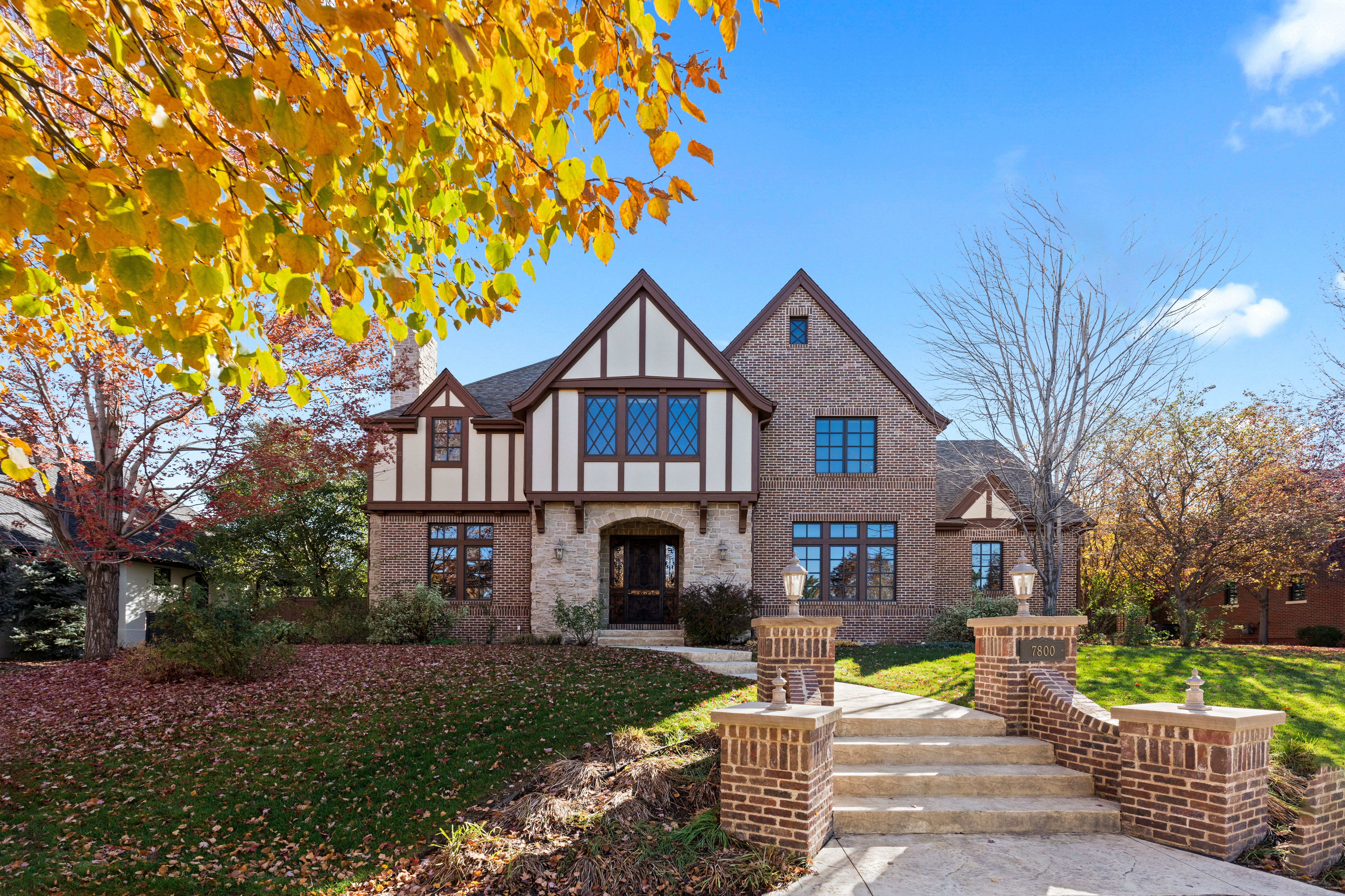  LUXURY LIVING IN LOWRY TIMELESS ENGLISH TUDOR EXPANSIVE LOT ON 6TH AVENUE PKWY - 物件實景