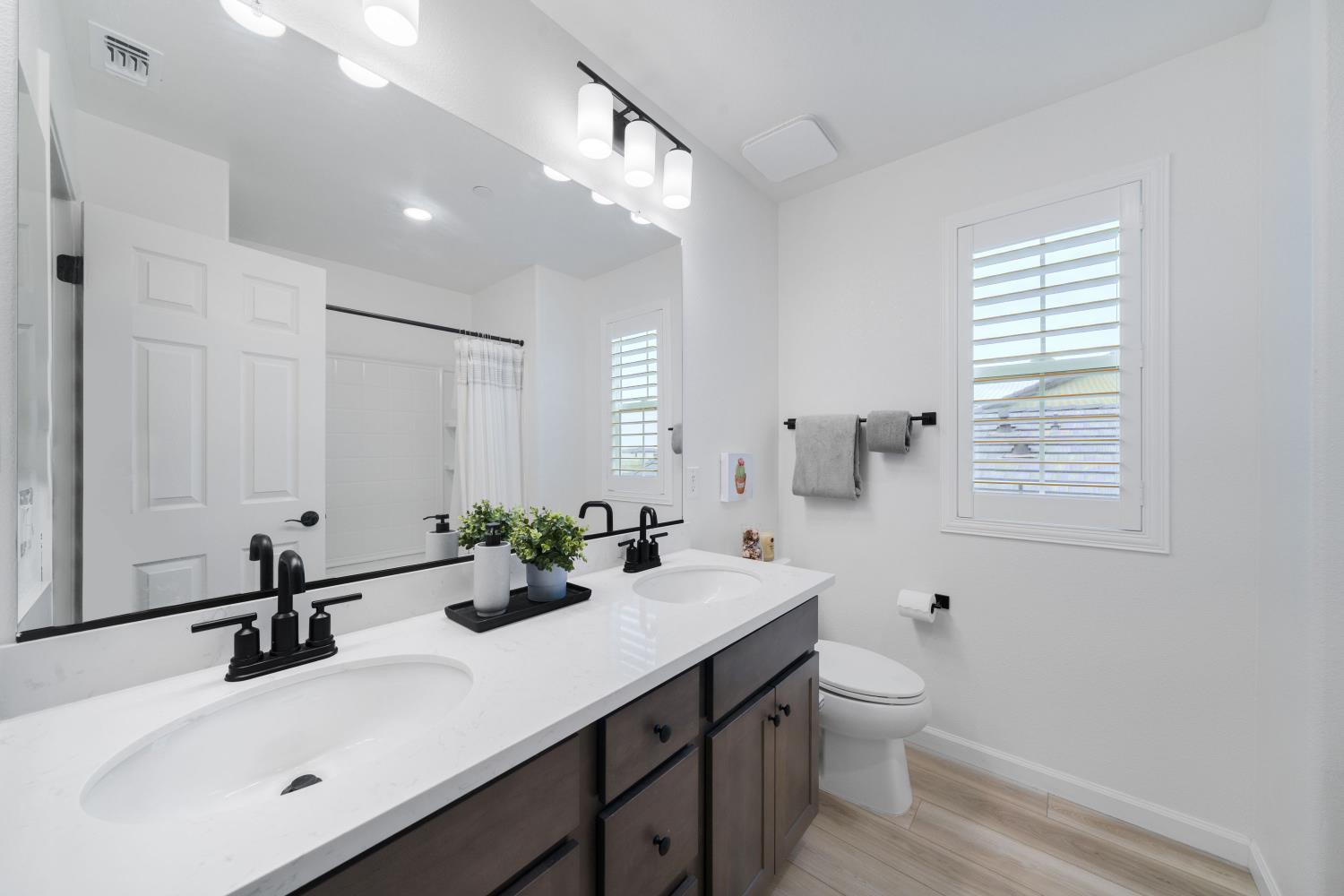 Folsom, California, 95630, United States, 5 Bedrooms Bedrooms, ,3 BathroomsBathrooms,Residential,For Sale,1997152