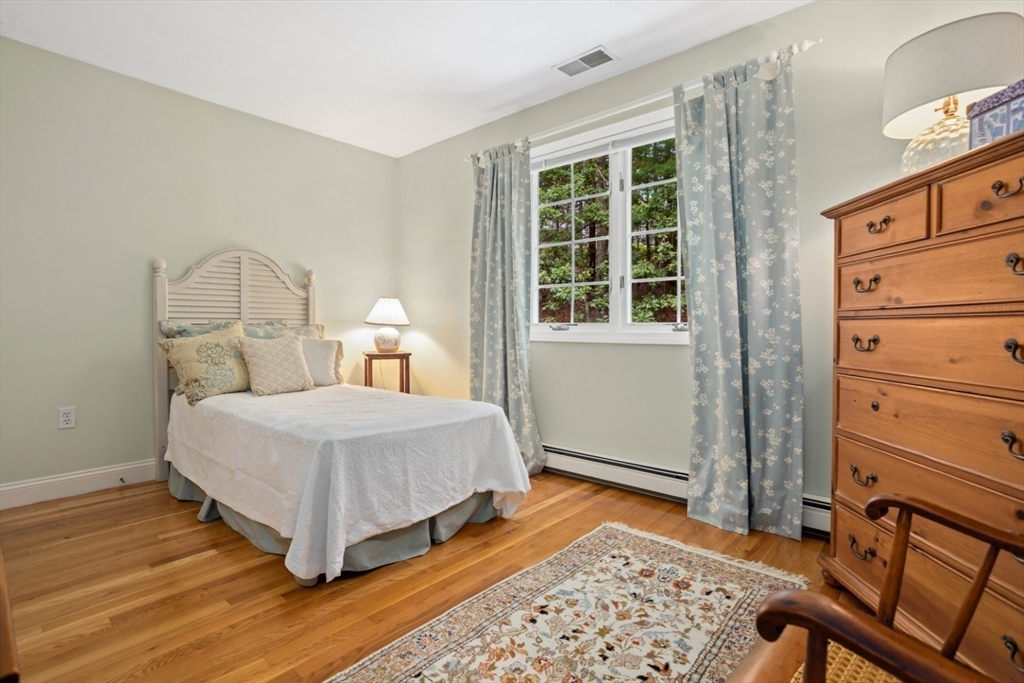 Middleton, Massachusetts, 01949, United States, 4 Bedrooms Bedrooms, ,3 BathroomsBathrooms,Residential,For Sale,1904457