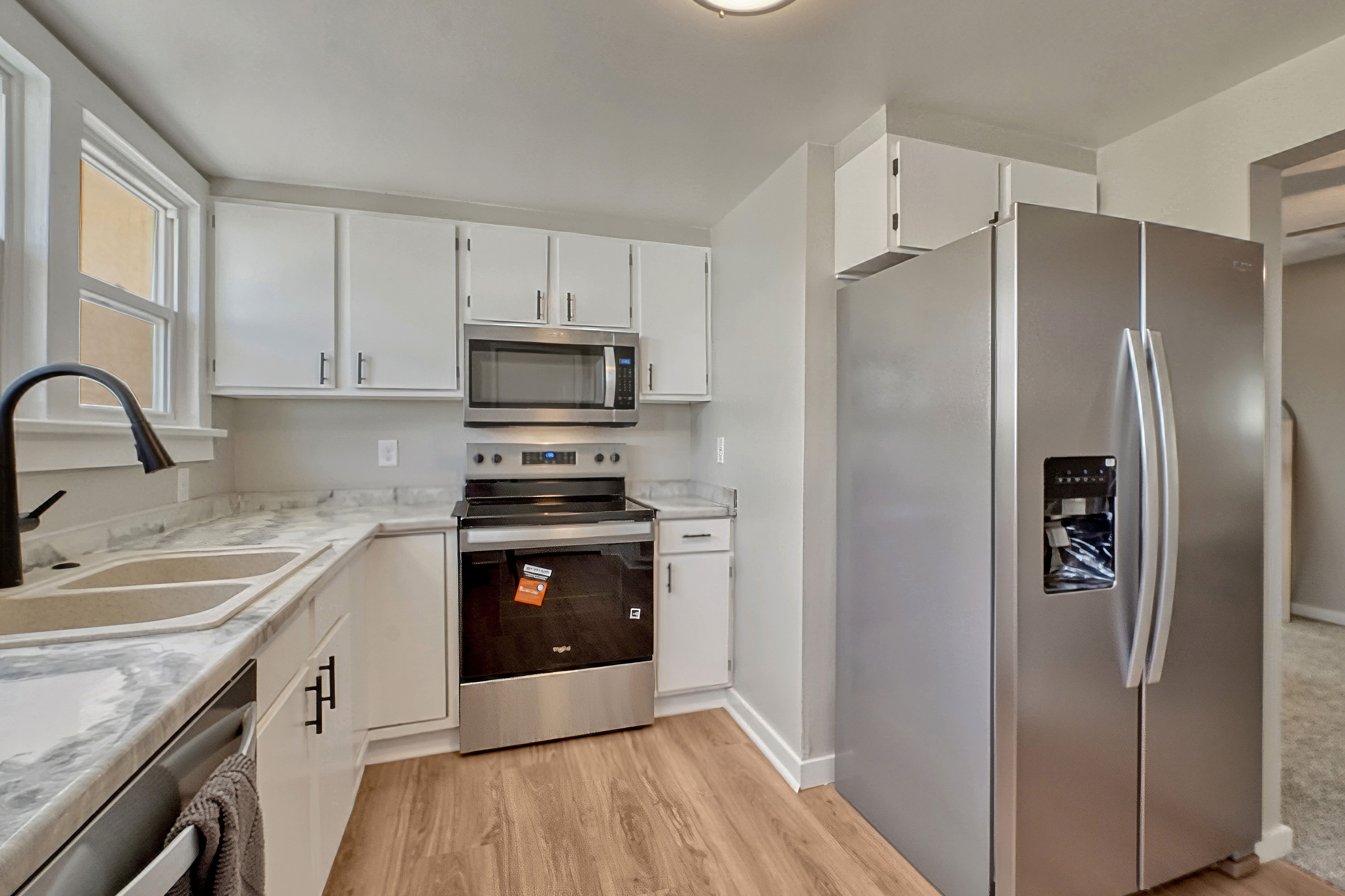  Welcome to This Beautifully Updated Home in Calvert Heights - 物件實景
