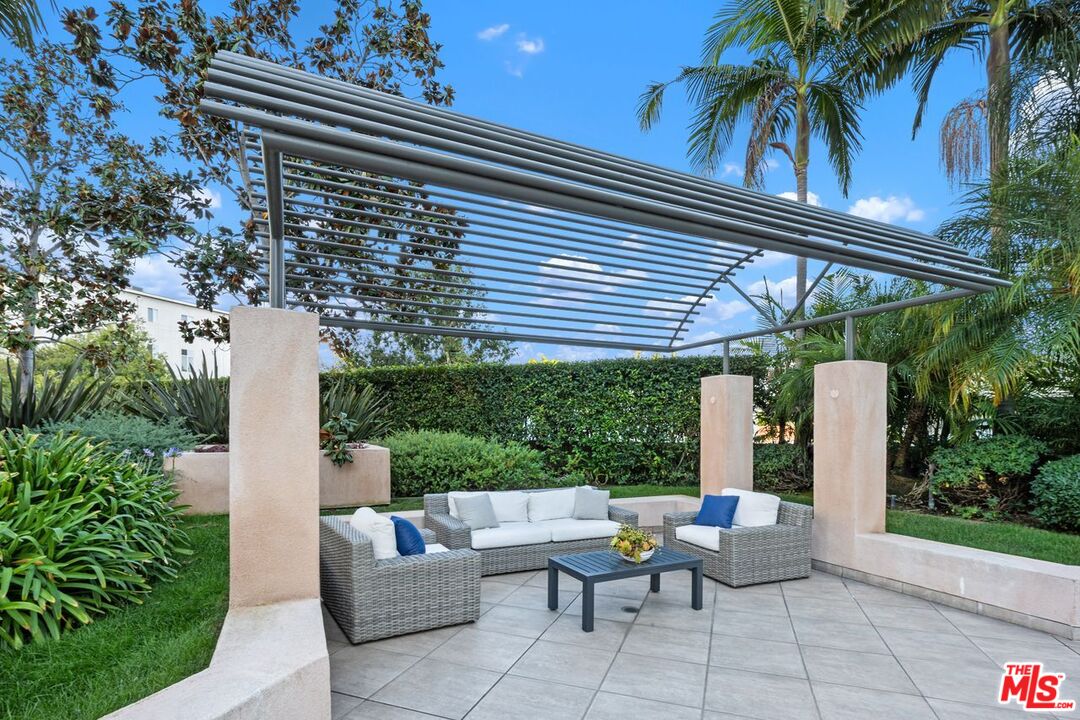 Los Angeles, California, 90024, United States, 3 Bedrooms Bedrooms, ,3 BathroomsBathrooms,Residential,For Sale,1949652