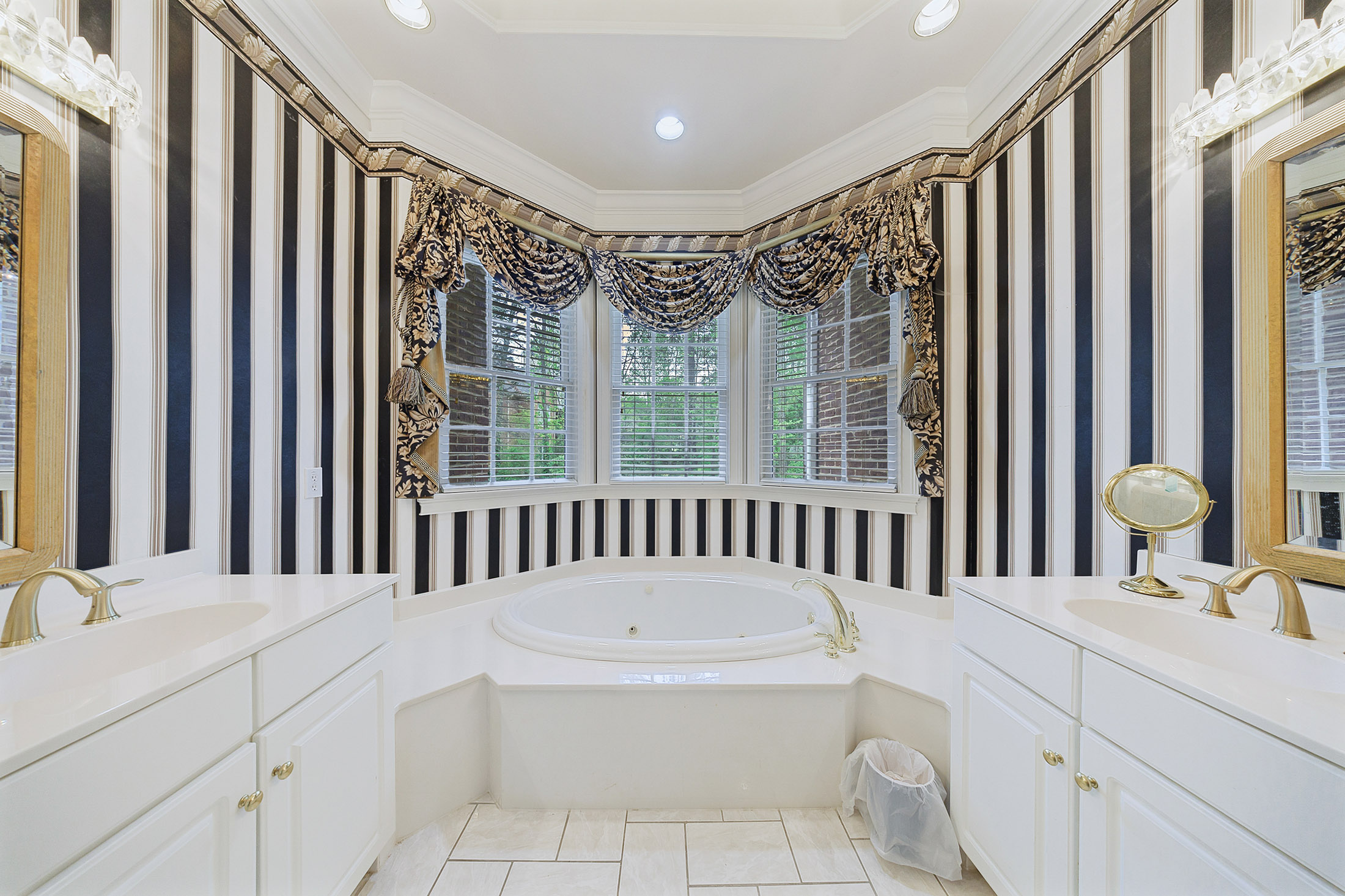  A Rare Opportunity to Own a Developer-Designed Lakefront Estate - 物件實景