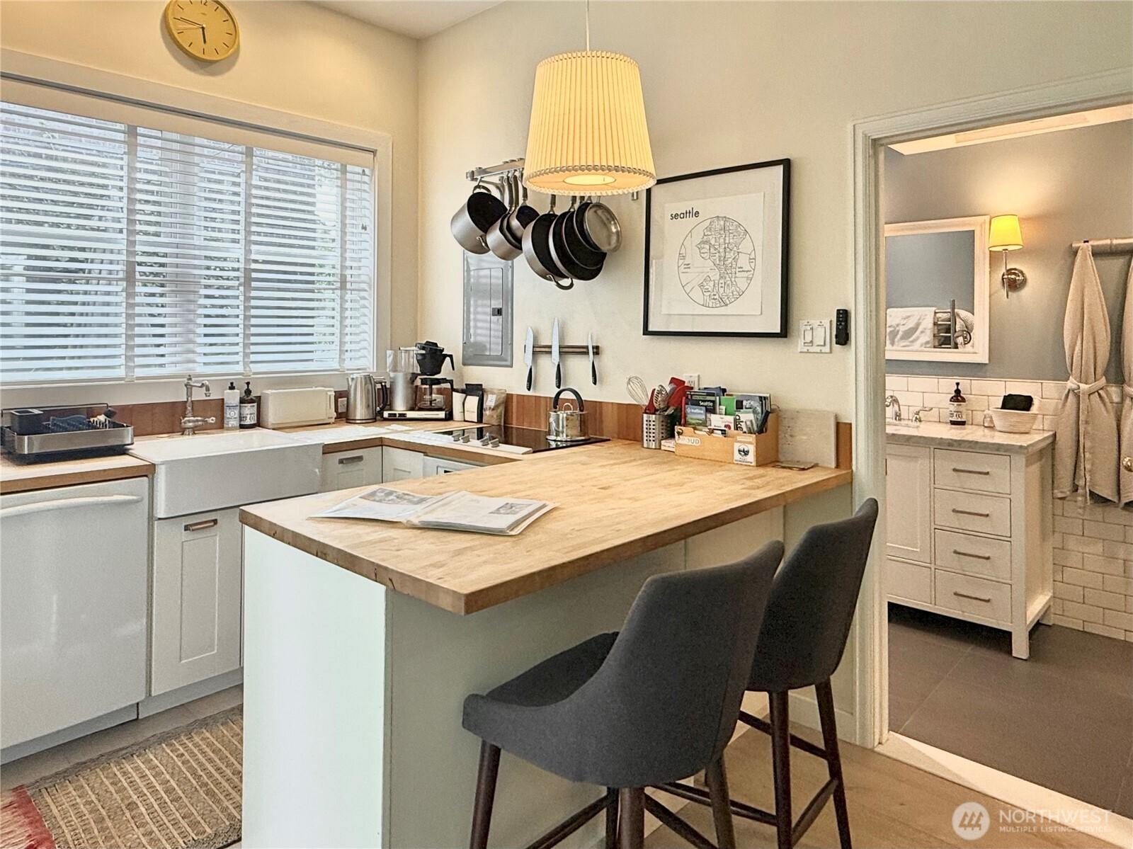 SEATTLE, Washington, 98102, United States, 2 Bedrooms Bedrooms, ,3 BathroomsBathrooms,Residential,For Sale,1901713