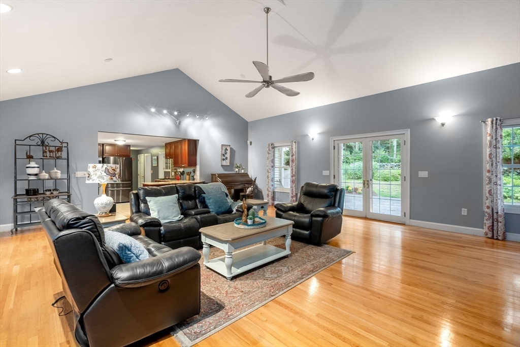 Shrewsbury, Massachusetts, 01545, United States, 4 Bedrooms Bedrooms, ,4 BathroomsBathrooms,Residential,For Sale,1768769