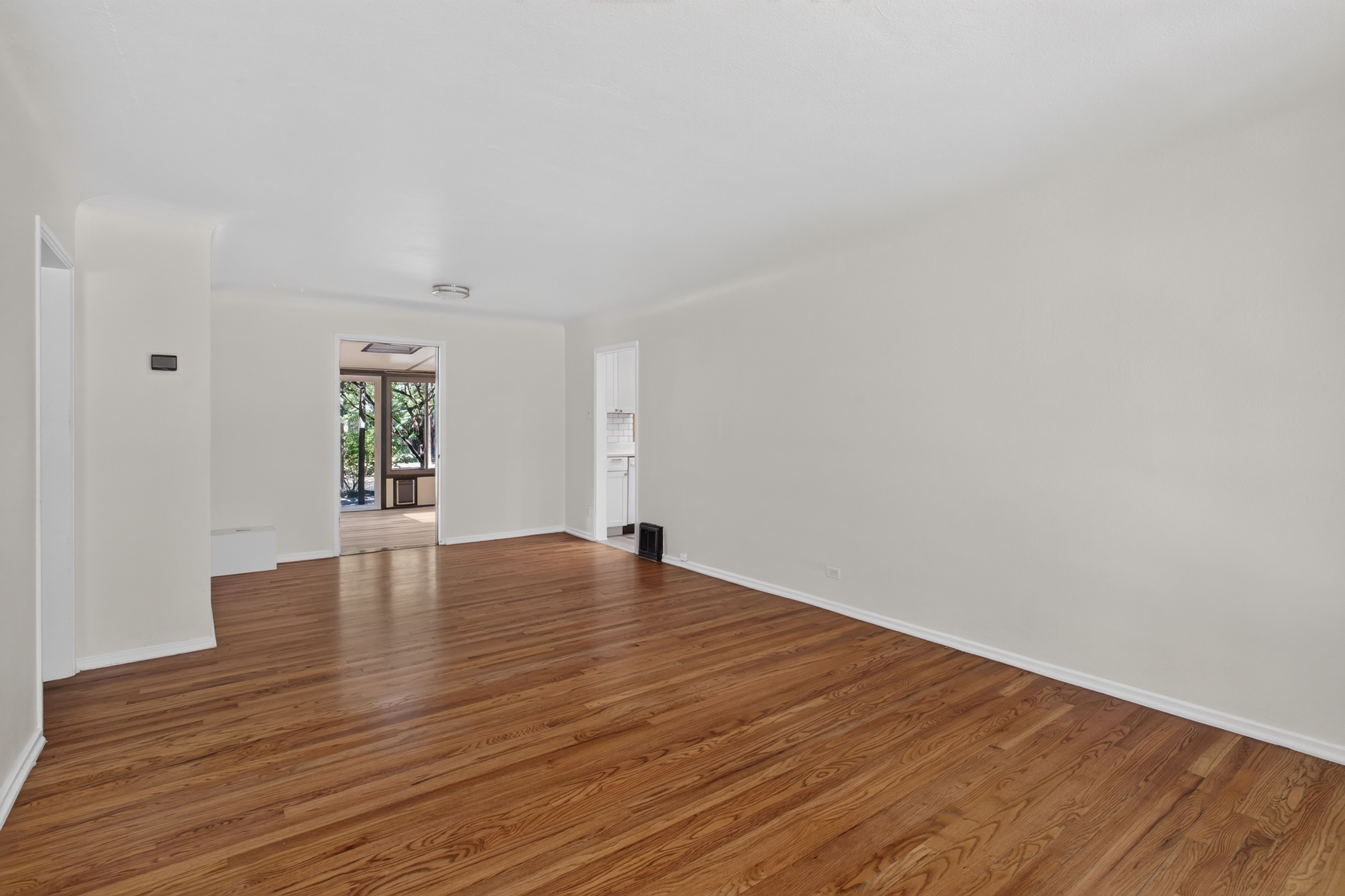  Charming Mayfair Brick Home: Sunroom Oasis & Private Pergola Backyard - 物件實景