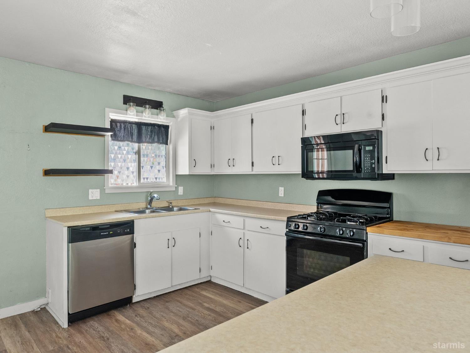 South Lake Tahoe, California, 96150, United States, 3 Bedrooms Bedrooms, ,2 BathroomsBathrooms,Residential,For Sale,1737061