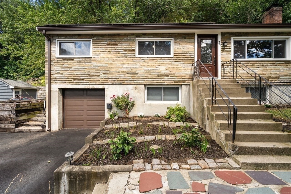 Waltham, Massachusetts, 02453, United States, 3 Bedrooms Bedrooms, ,2 BathroomsBathrooms,Residential,For Sale,1939650
