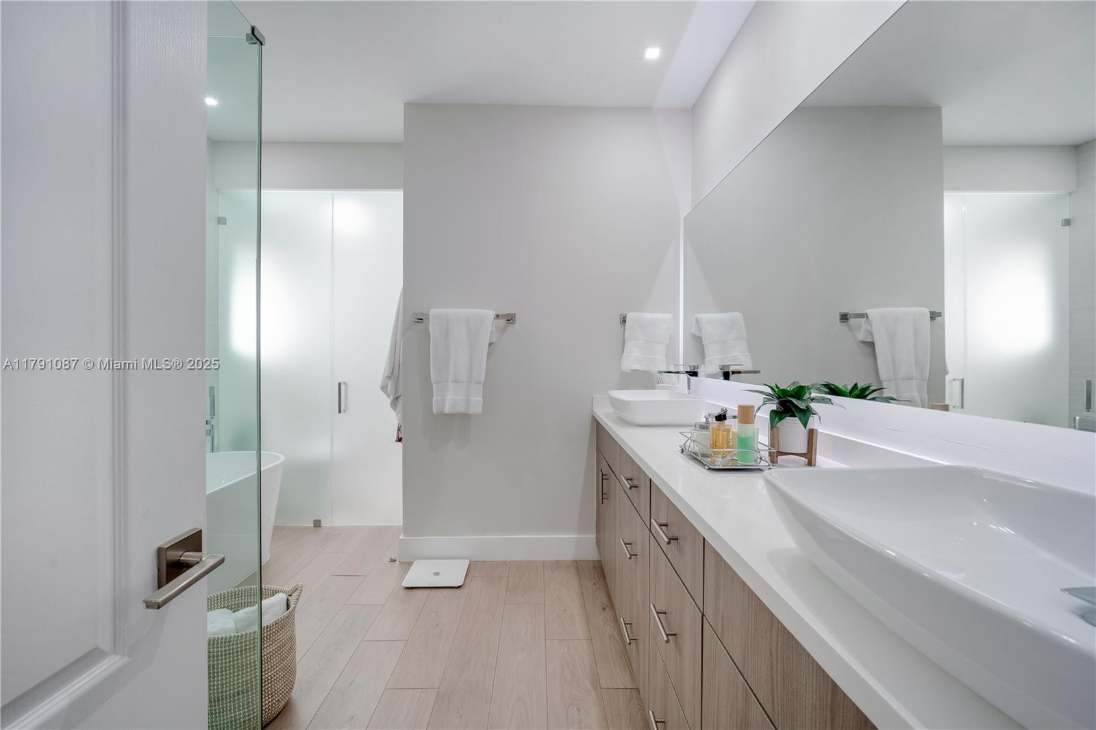 Doral, Florida, 33178, United States, 3 Bedrooms Bedrooms, ,2 BathroomsBathrooms,Residential,For Sale,1795059