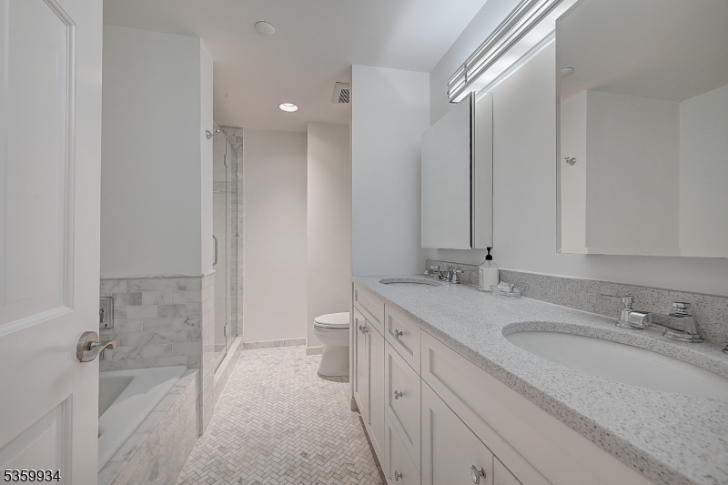 Maplewood Twp., New Jersey, 07040, United States, 2 Bedrooms Bedrooms, ,3 BathroomsBathrooms,Residential,For Sale,1913781