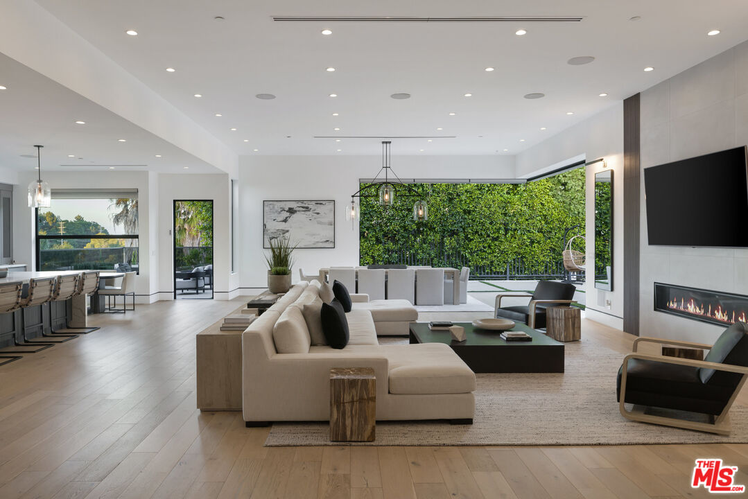 Los Angeles, California, 90049, United States, 4 Bedrooms Bedrooms, ,5 BathroomsBathrooms,Residential,For Sale,1862276