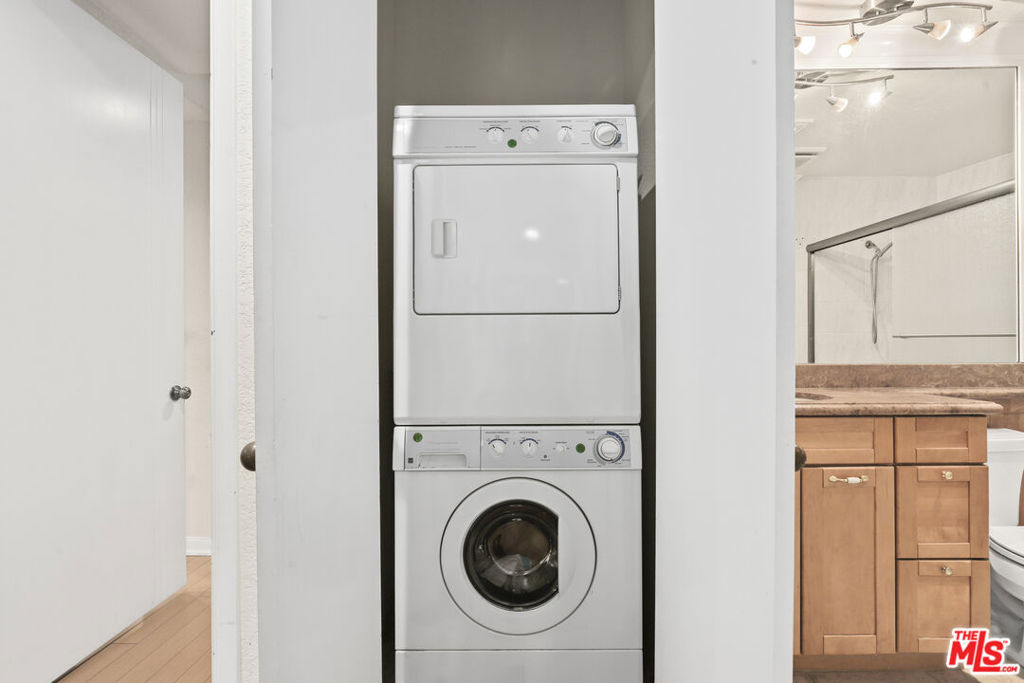 Sherman Oaks, California, 91423, United States, 2 Bedrooms Bedrooms, ,1 BathroomBathrooms,Residential,For Sale,1976281