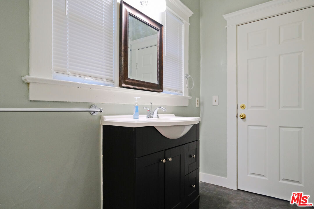 Los Angeles, California, 90007, United States, 2 Bedrooms Bedrooms, ,1 BathroomBathrooms,Residential,For Sale,1737076
