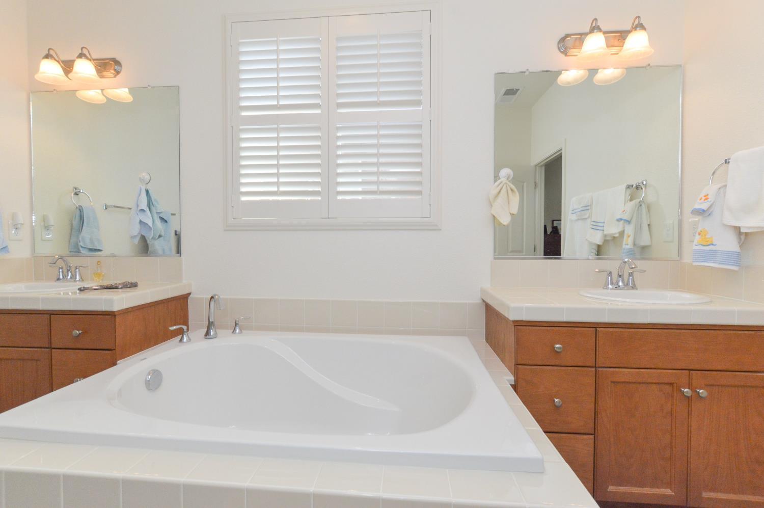 Clovis, California, 93619, United States, 4 Bedrooms Bedrooms, ,2 BathroomsBathrooms,Residential,For Sale,1873702