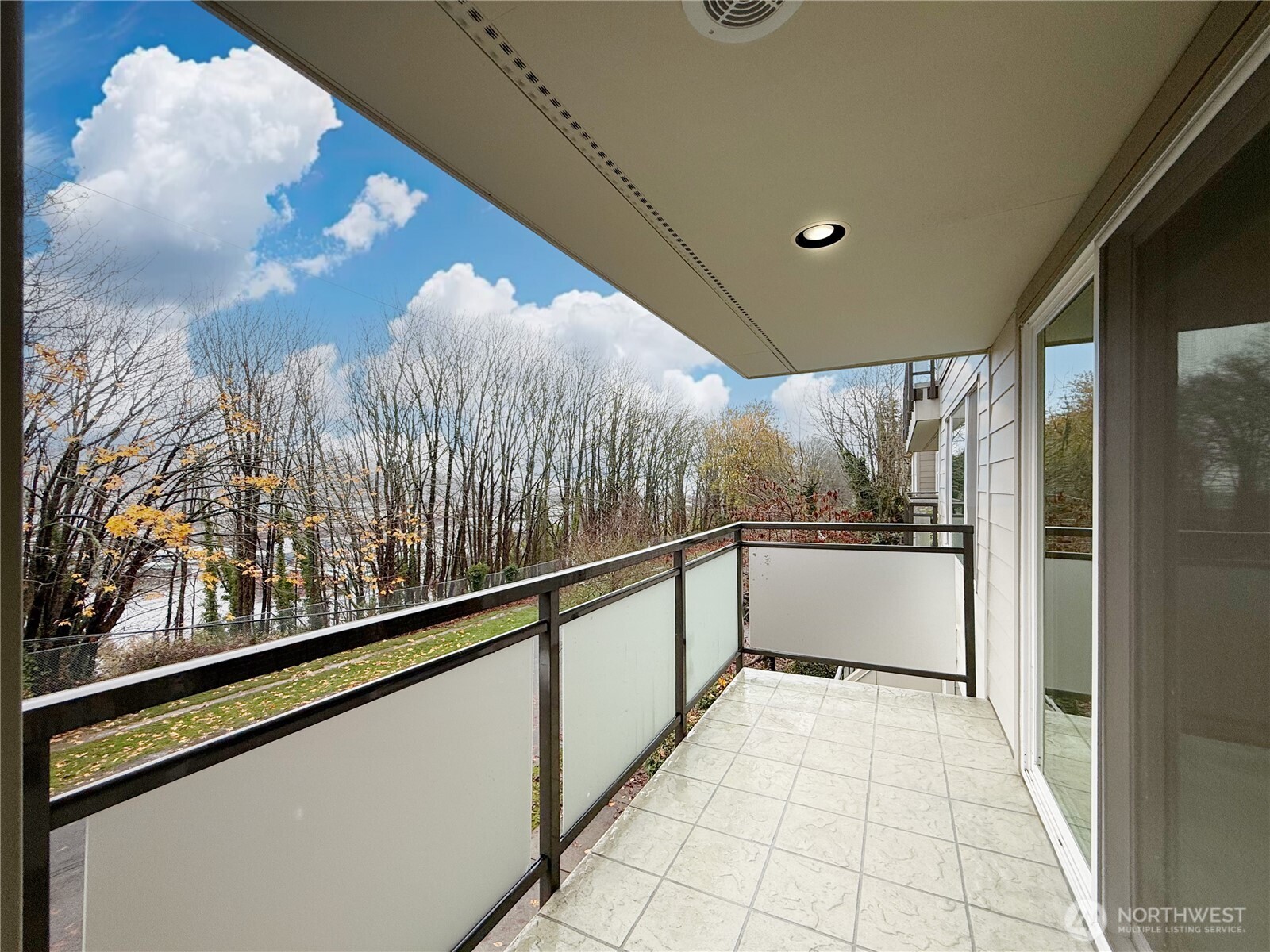 Seattle, Washington, 98199, United States, 2 Bedrooms Bedrooms, ,2 BathroomsBathrooms,Residential,For Sale,1998724