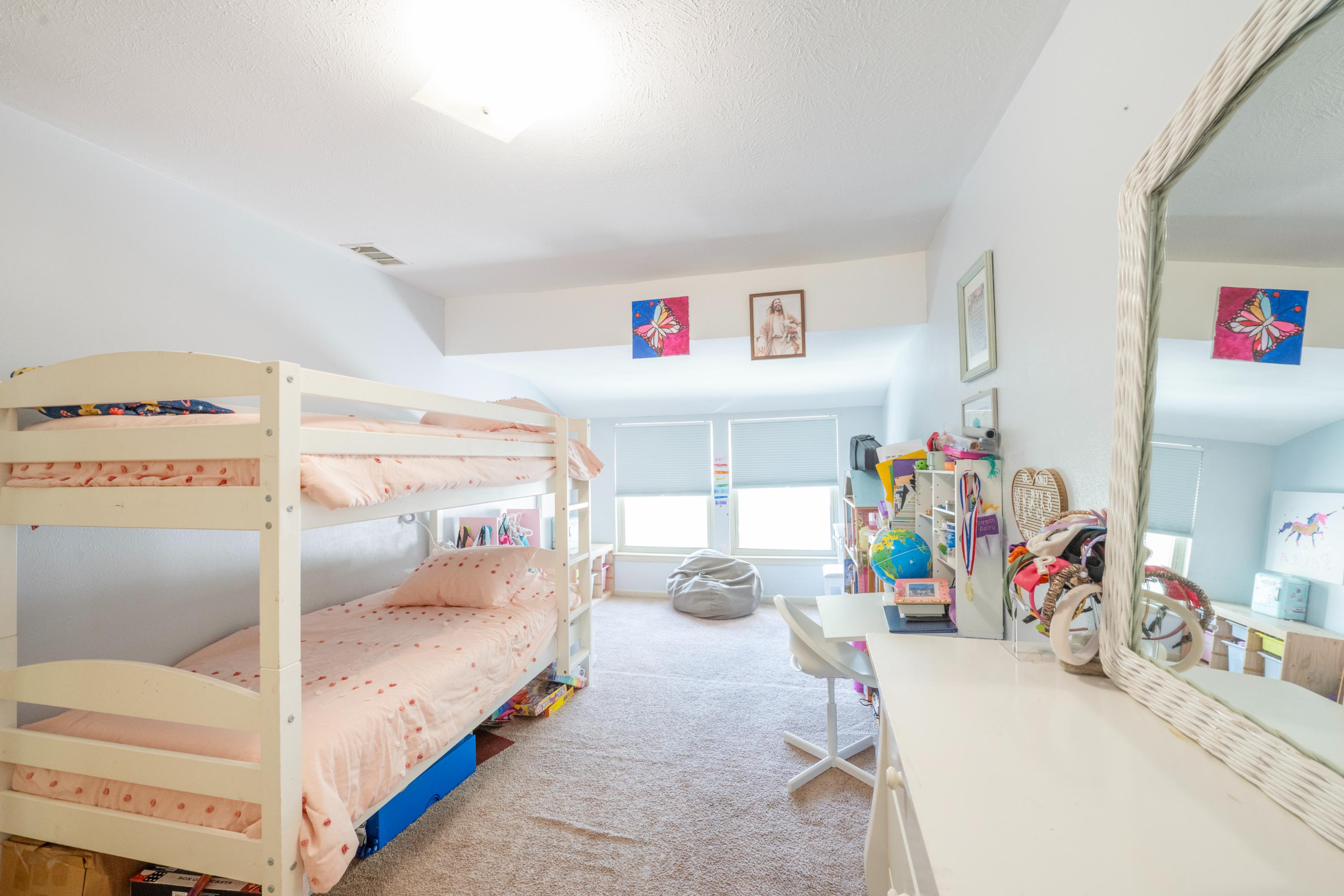  Comfort, Convenience, and Charm—Beautiful 3-Bedroom Townhome - 物件實景