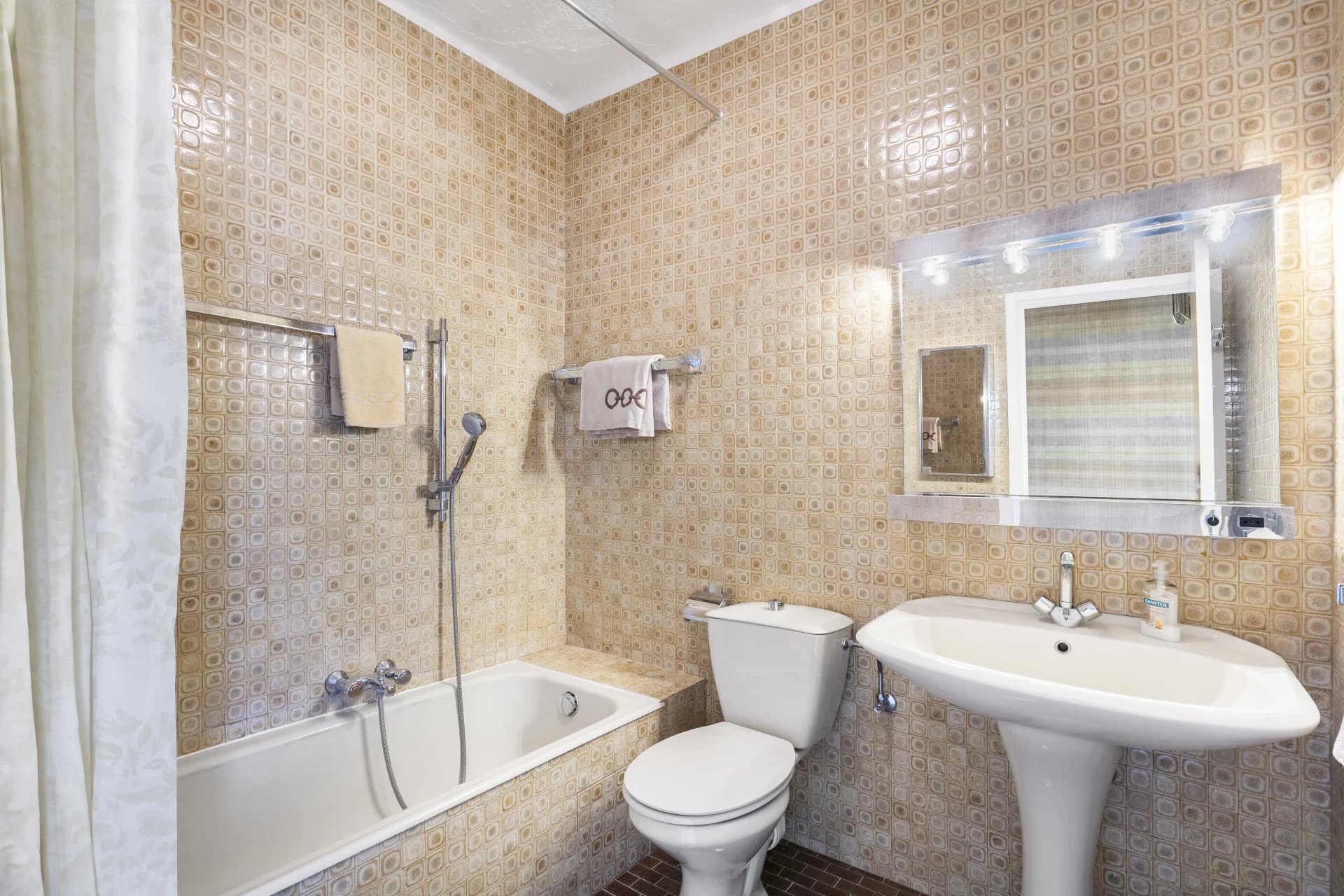 Nice, Provence-Alpes-Côte d’Azur, 06000, FR, 2 Bedrooms Bedrooms, ,2 BathroomsBathrooms,Residential,For Sale,1949633