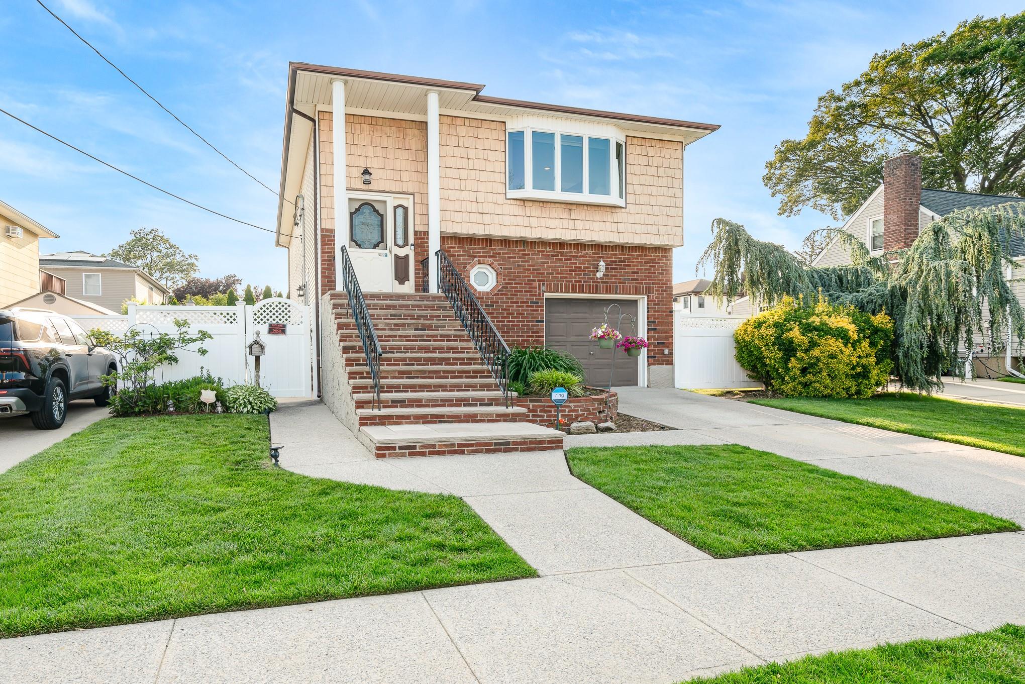 Franklin Square, New York, 11010, United States, 5 Bedrooms Bedrooms, ,2 BathroomsBathrooms,Residential,For Sale,1974579