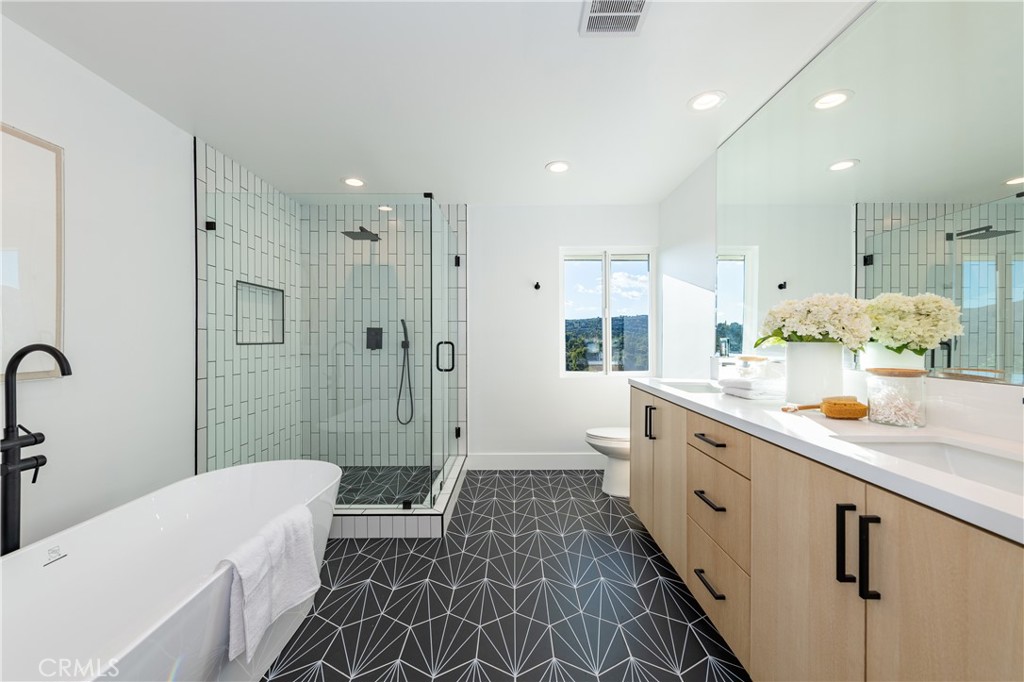 Woodland Hills, California, 91367, United States, 5 Bedrooms Bedrooms, ,4 BathroomsBathrooms,Residential,For Sale,2003511