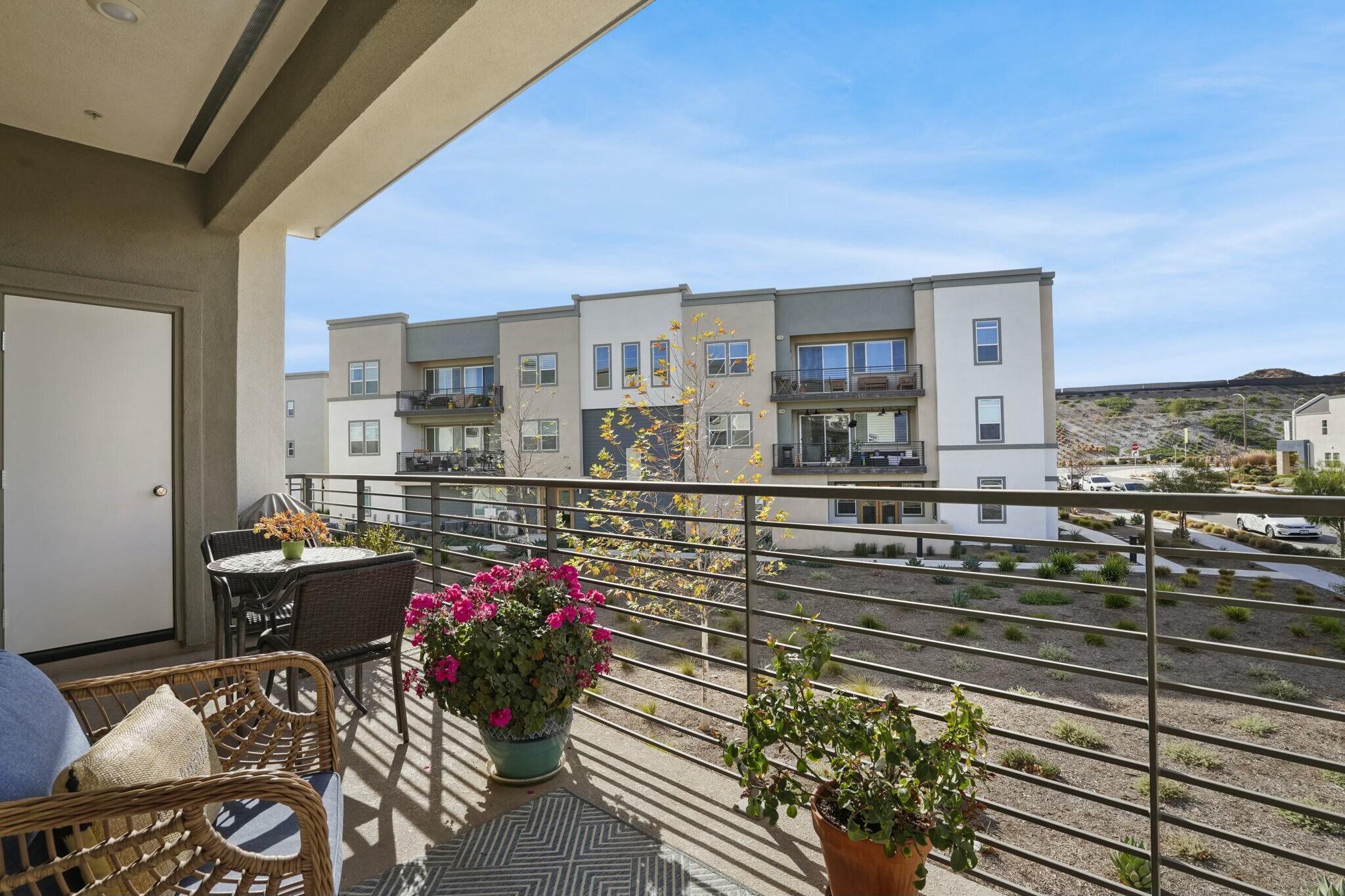 Valencia, California, 91381, United States, 3 Bedrooms Bedrooms, ,2 BathroomsBathrooms,Residential,For Sale,1921906