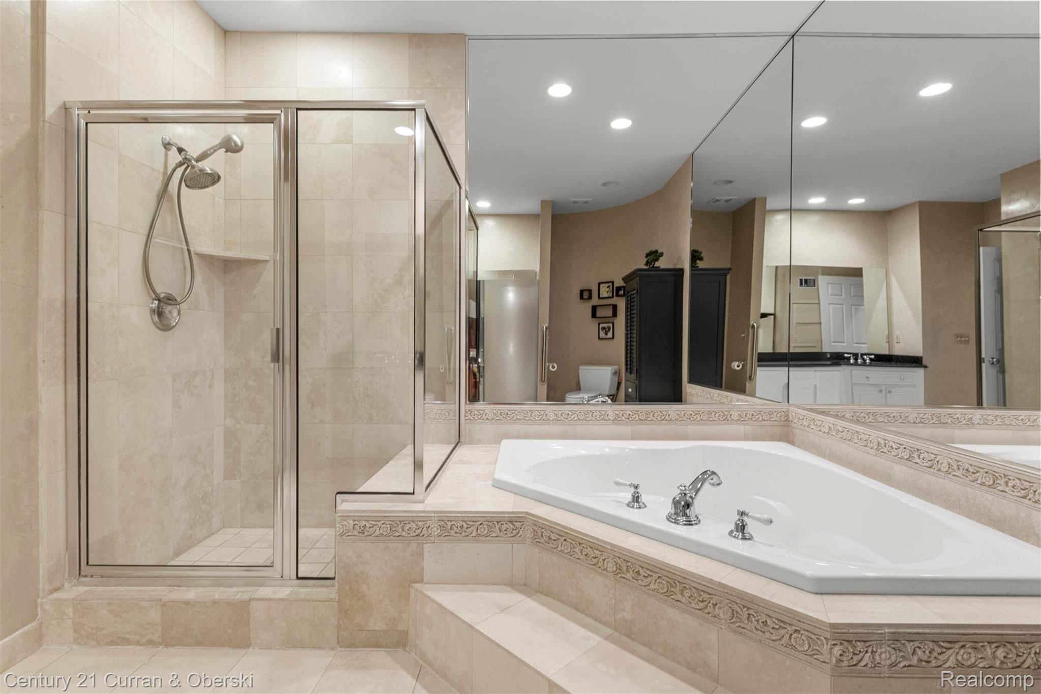 Shelby Charter Township, Michigan, 48316, United States, 2 Bedrooms Bedrooms, ,4 BathroomsBathrooms,Residential,For Sale,1977088