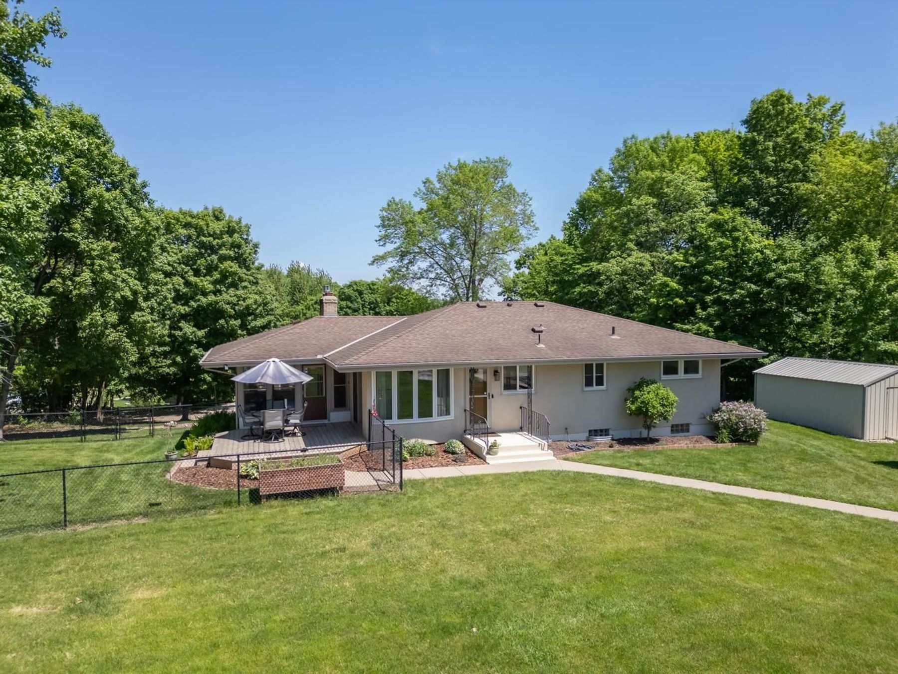  Beautifully Maintained Living with Maple Lake Views - 物件實景