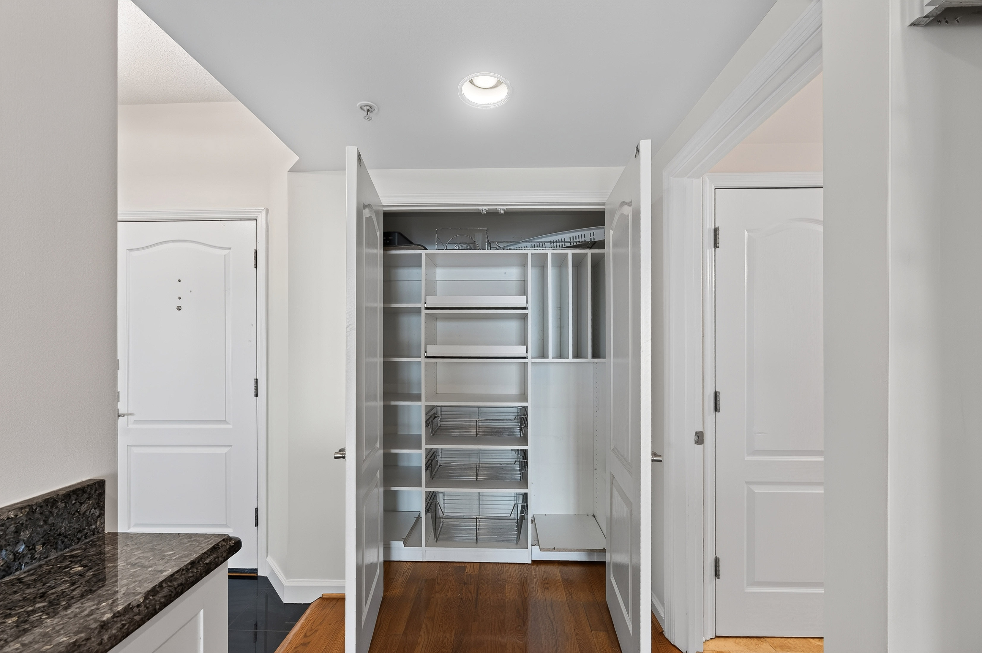  Welcome to Unit 2150 at The Oaks at Buckhead - 物件實景