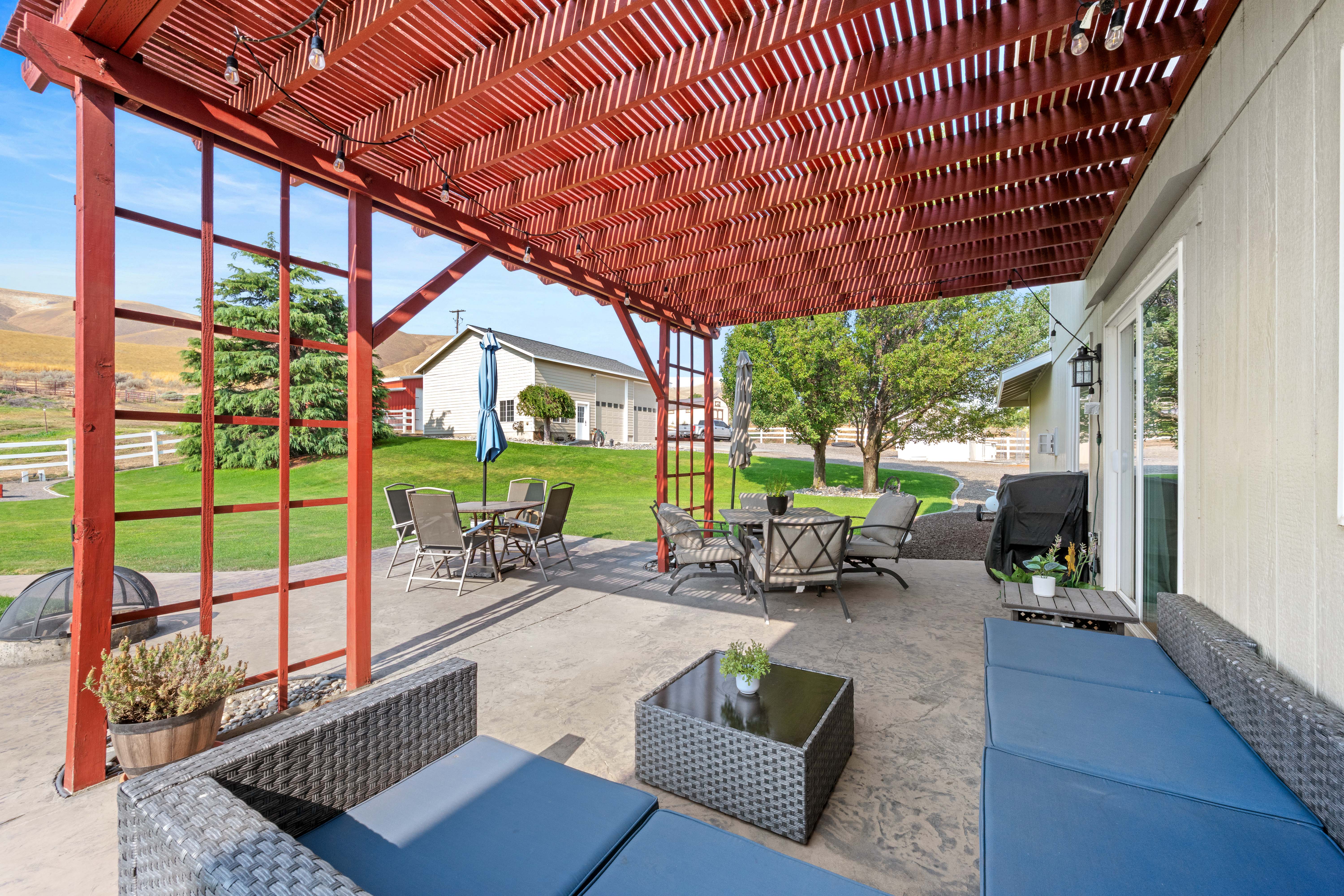  5.4 Acres, Barn, Shop, Pool and Views - 物件實景