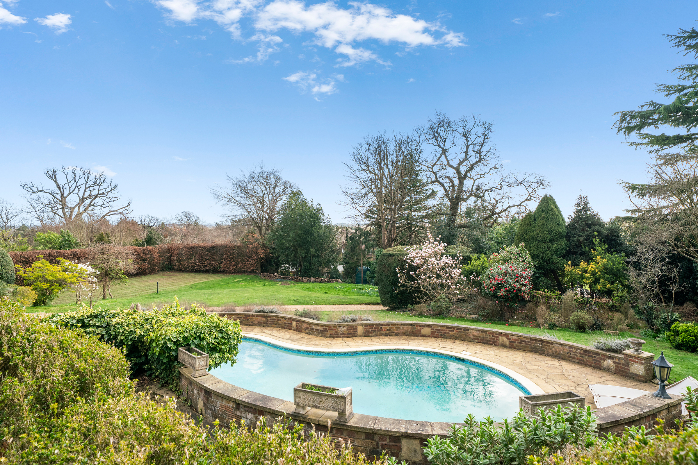  A Handsome House on One of Esher’s Most Coveted Private Roads - 物件實景