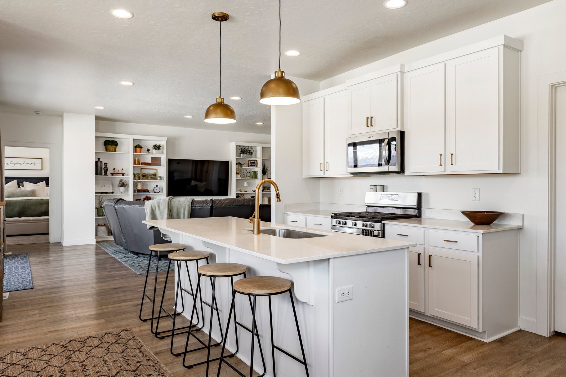  Spacious rambler with ADU. Open design and backyard made for living. - 物件實景