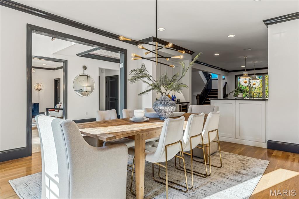 University City, Missouri, 63105, United States, 4 Bedrooms Bedrooms, ,5 BathroomsBathrooms,Residential,For Sale,1989585