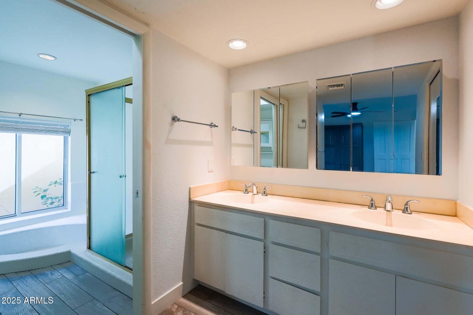 Phoenix, Arizona, 85018, United States, 4 Bedrooms Bedrooms, ,Residential,For Sale,2001186