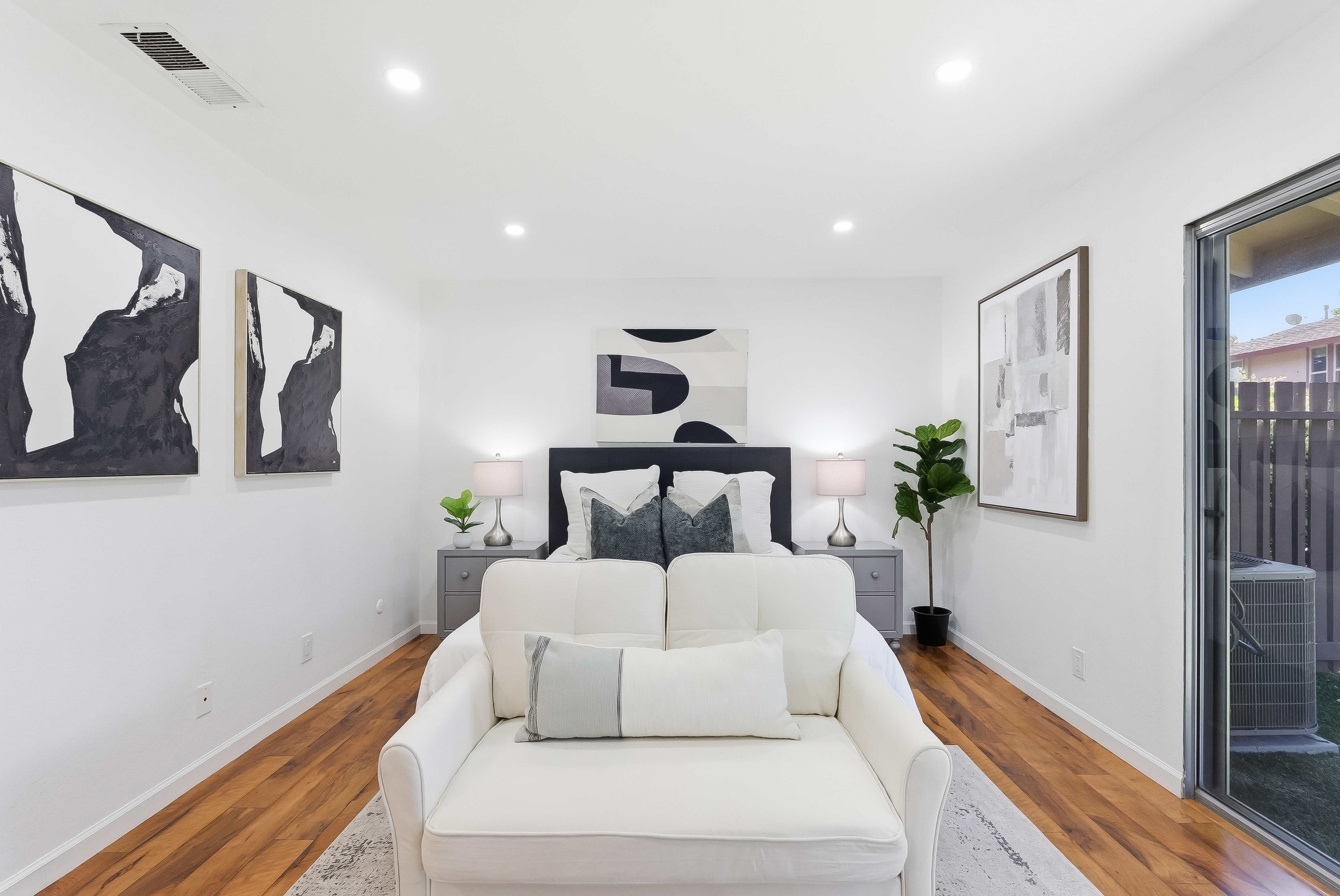  Rare One-Story End Unit Condo - 物件實景