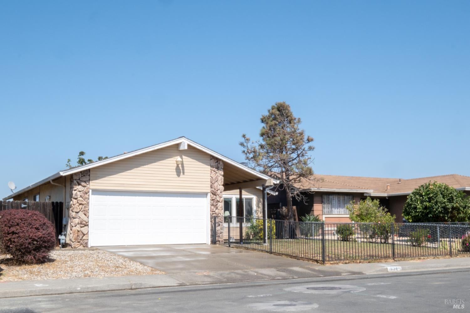 Vallejo, California, 94589, United States, 4 Bedrooms Bedrooms, ,2 BathroomsBathrooms,Residential,For Sale,1948983