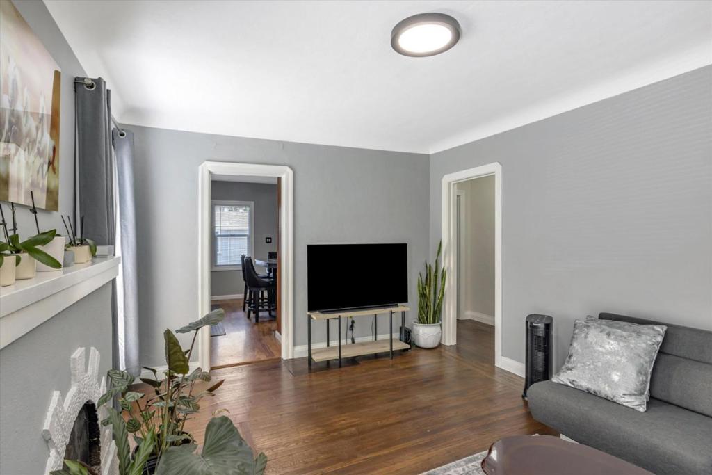 Hayward, California, 94541, United States, 2 Bedrooms Bedrooms, ,1 BathroomBathrooms,Residential,For Sale,1976609