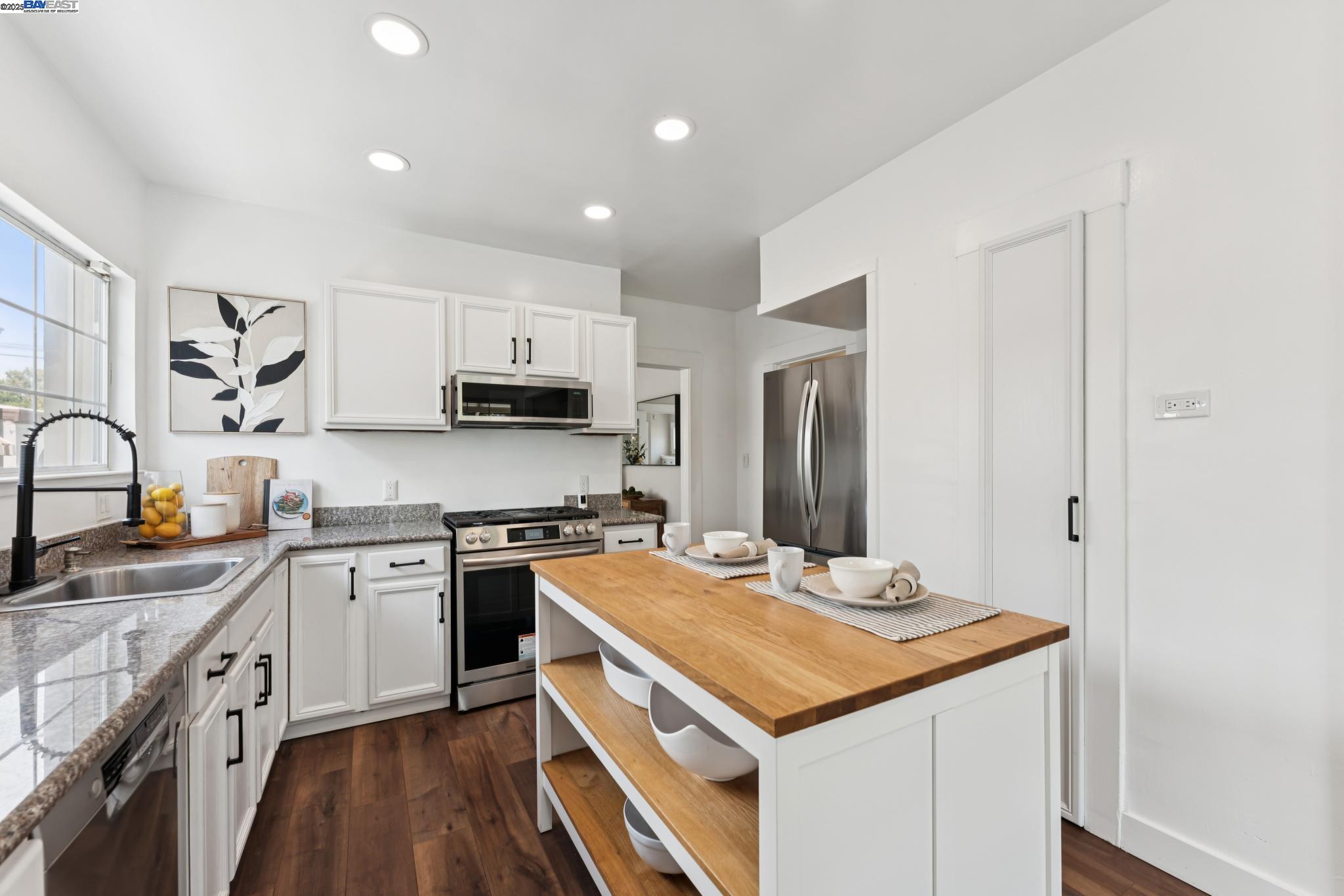 Oakland, California, 94605, United States, 2 Bedrooms Bedrooms, ,1 BathroomBathrooms,Residential,For Sale,1901518