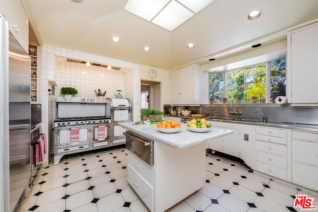 Los Angeles, California, 90077, United States, 7 Bedrooms Bedrooms, ,6 BathroomsBathrooms,Residential,For Sale,1819954