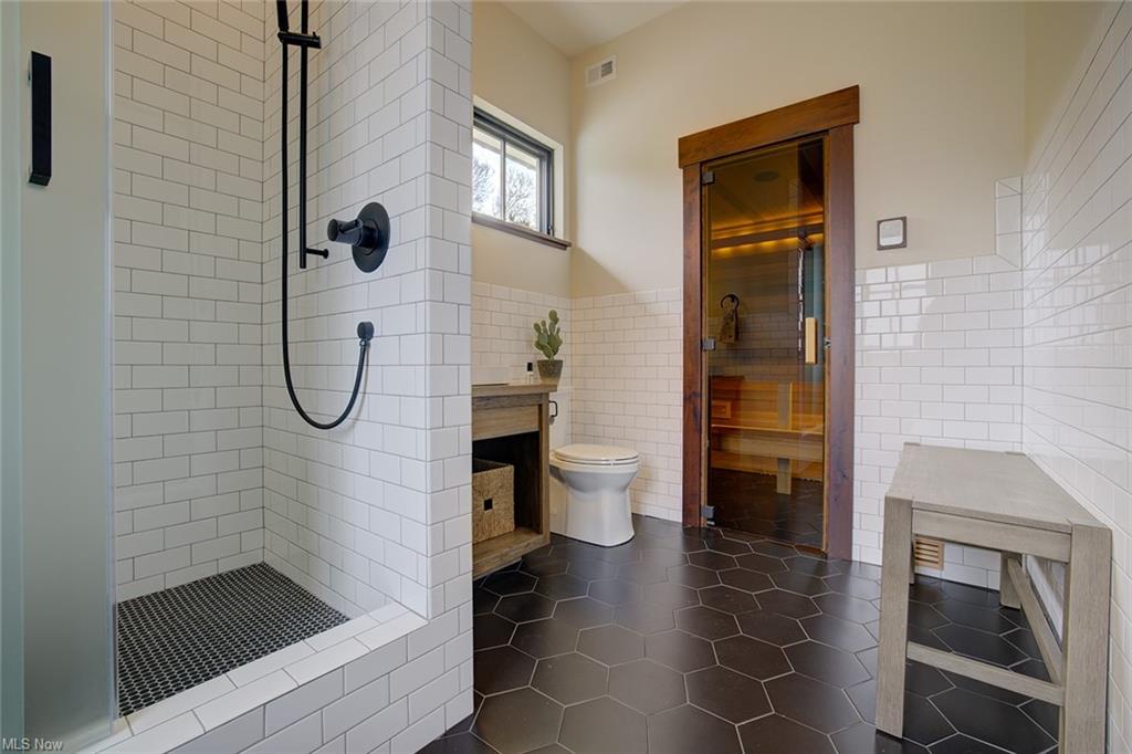 Williamstown, West Virginia, 26187, United States, 5 Bedrooms Bedrooms, ,8 BathroomsBathrooms,Residential,For Sale,1980118