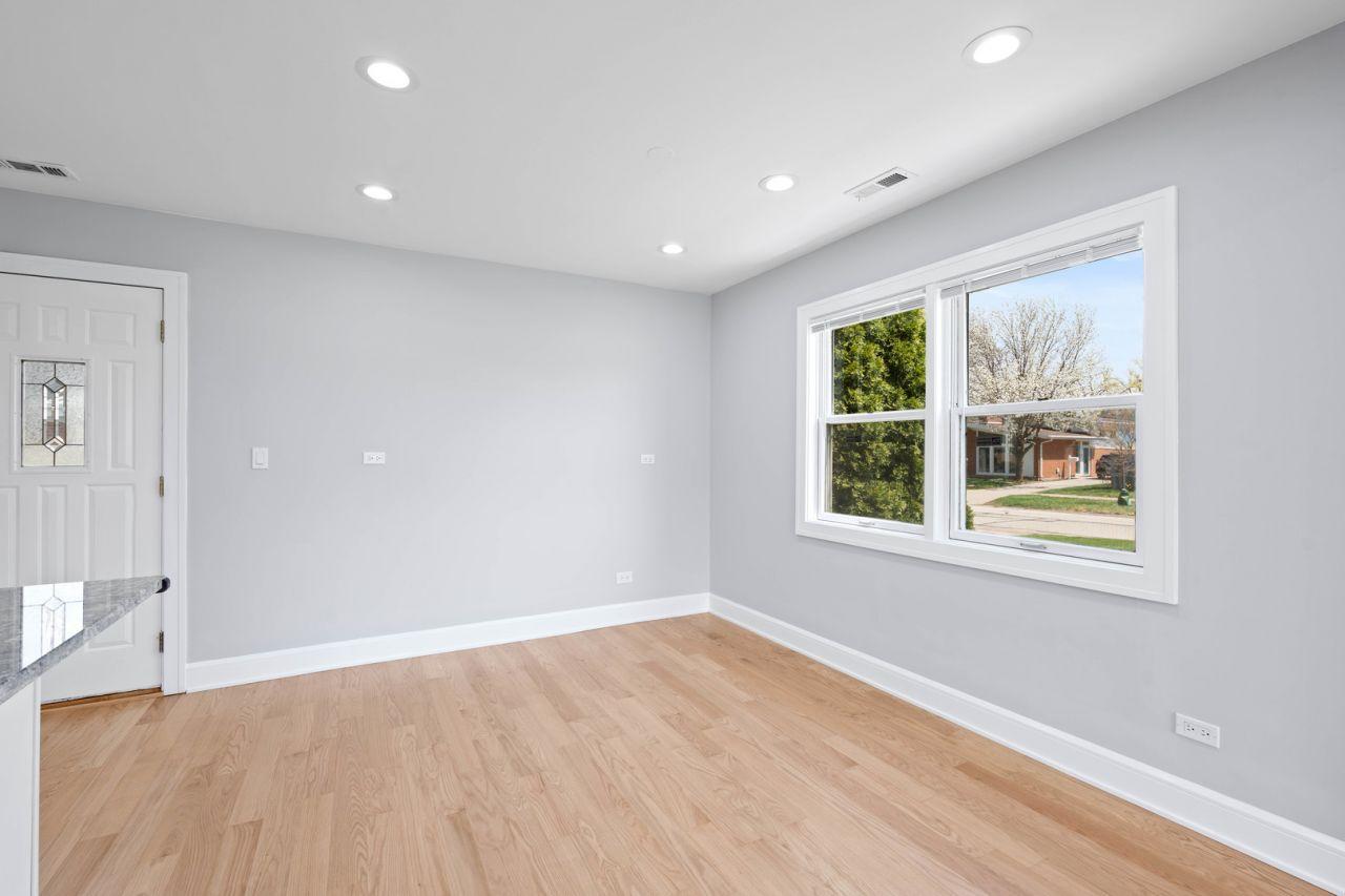 Des Plaines, Illinois, 60016, United States, 4 Bedrooms Bedrooms, ,2 BathroomsBathrooms,Residential,For Sale,1826836