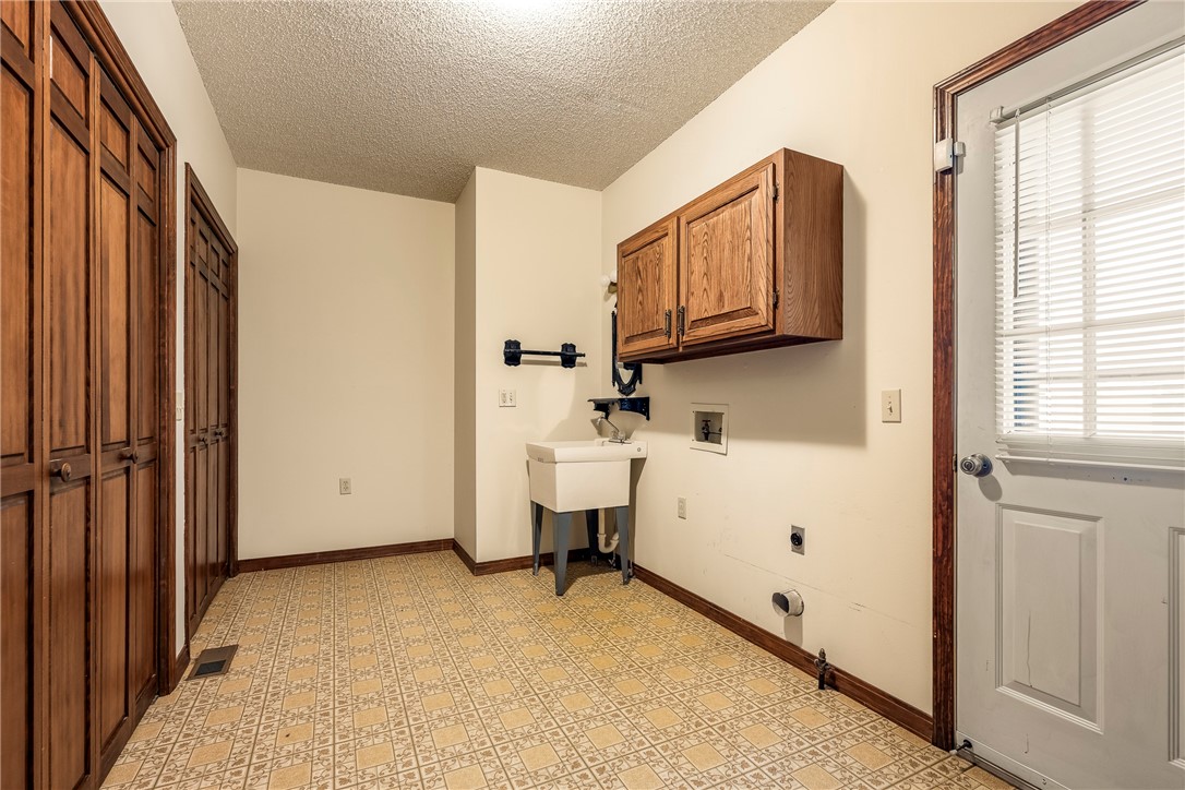 Lowell, Arkansas, 72745, United States, 4 Bedrooms Bedrooms, ,2 BathroomsBathrooms,Residential,For Sale,1932049