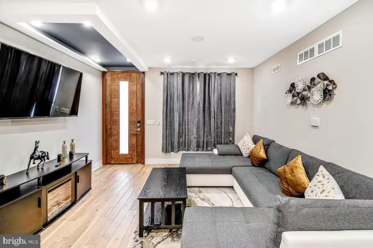 Philadelphia, Pennsylvania, 19146, United States, 4 Bedrooms Bedrooms, ,4 BathroomsBathrooms,Residential,For Sale,1877364