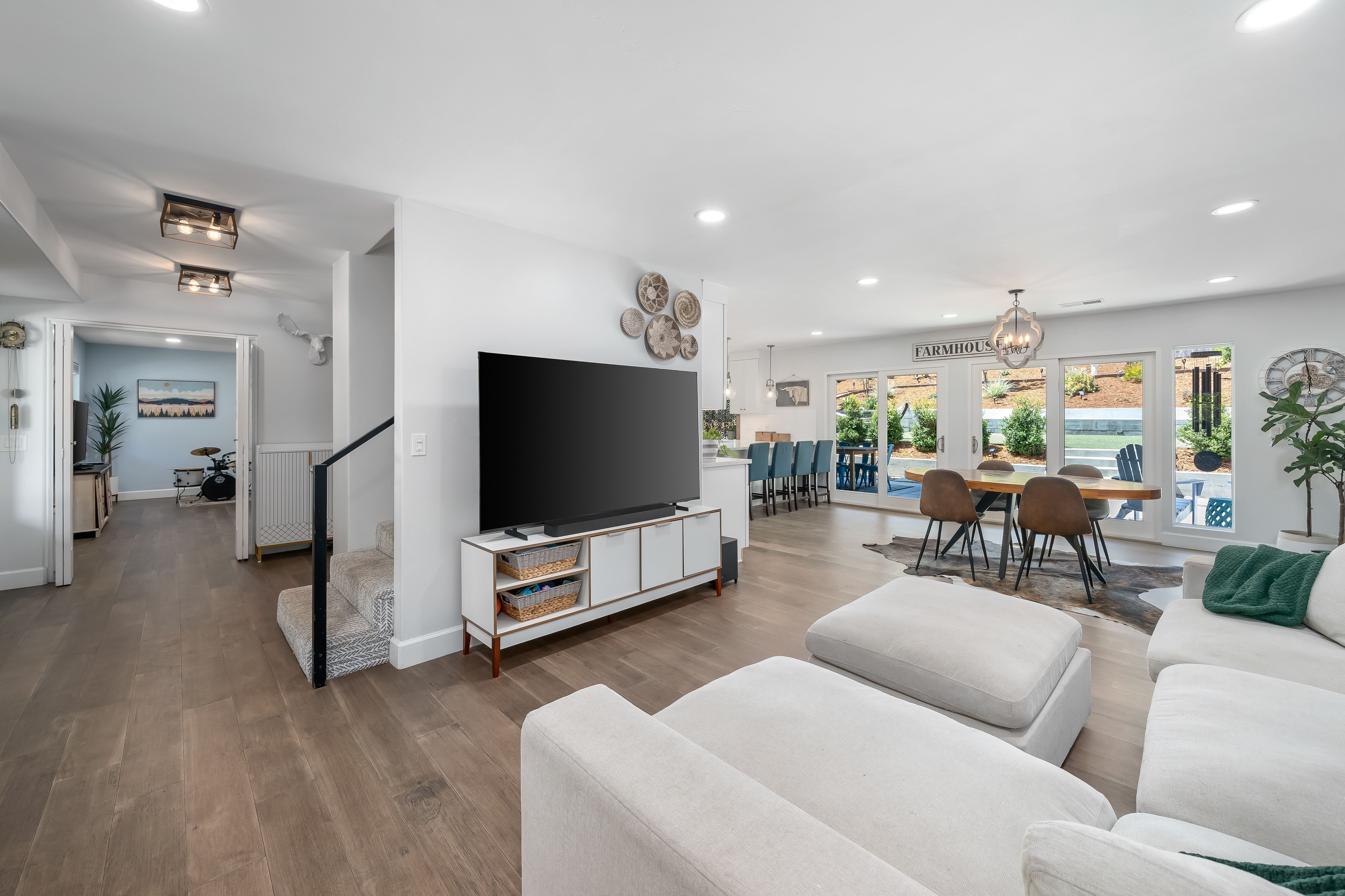  California Coastal Living Meets Modern Farmhouse Design - 物件實景
