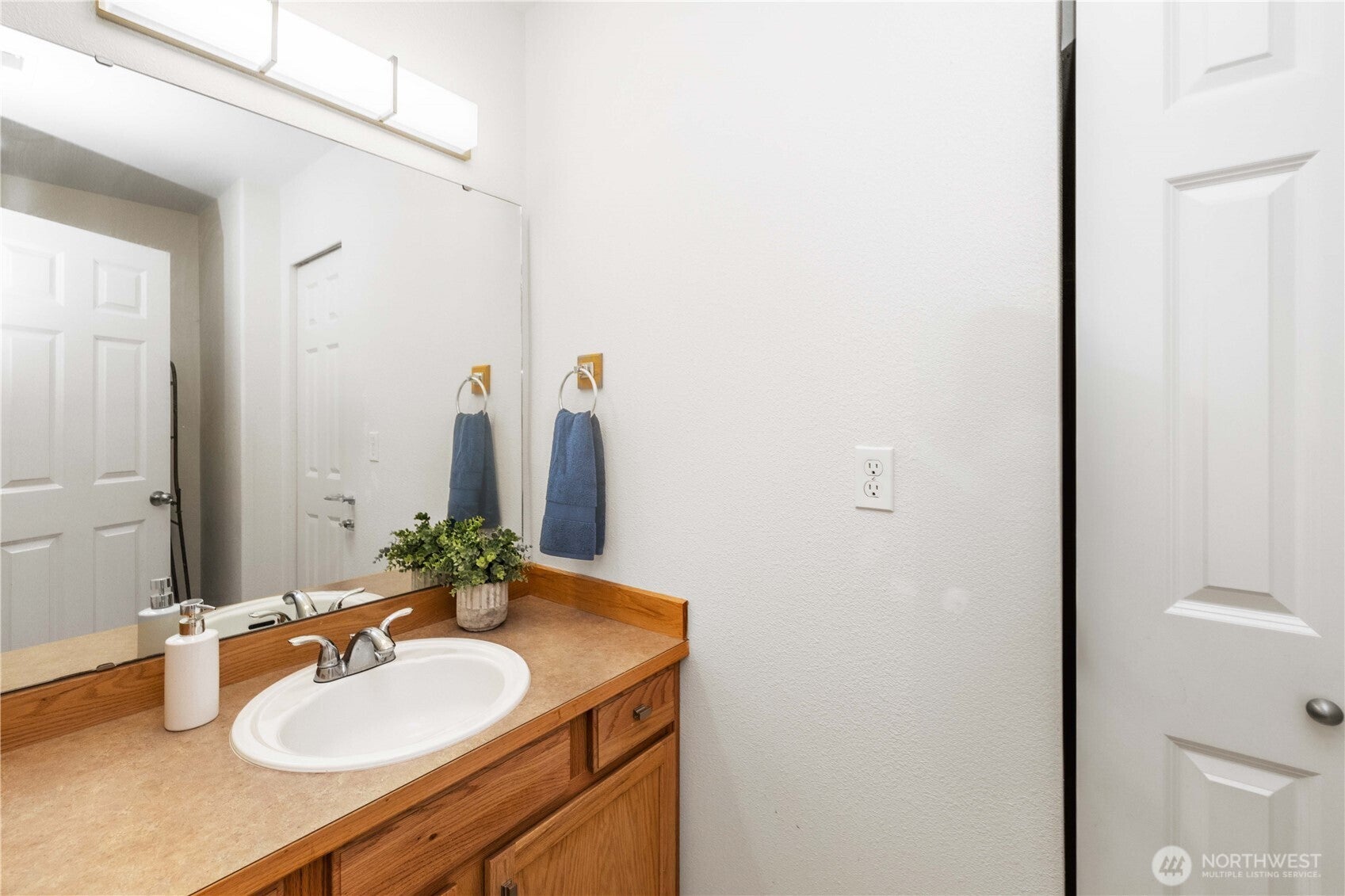 Everett, Washington, 98204, United States, 3 Bedrooms Bedrooms, ,3 BathroomsBathrooms,Residential,For Sale,1930415