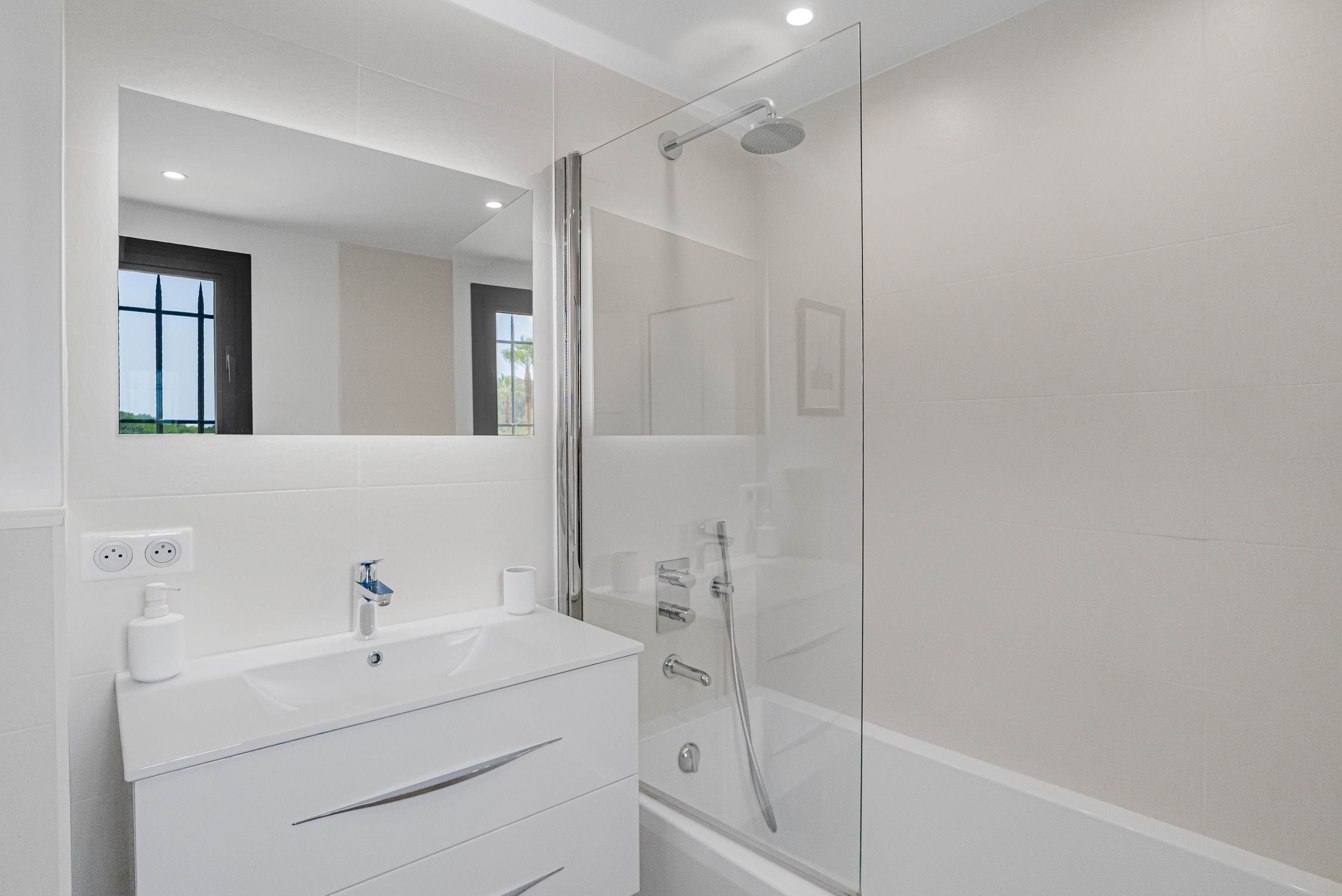  Mougins, renovated contemporary villa within the private estate Les Parcs de Mo… - 物件實景