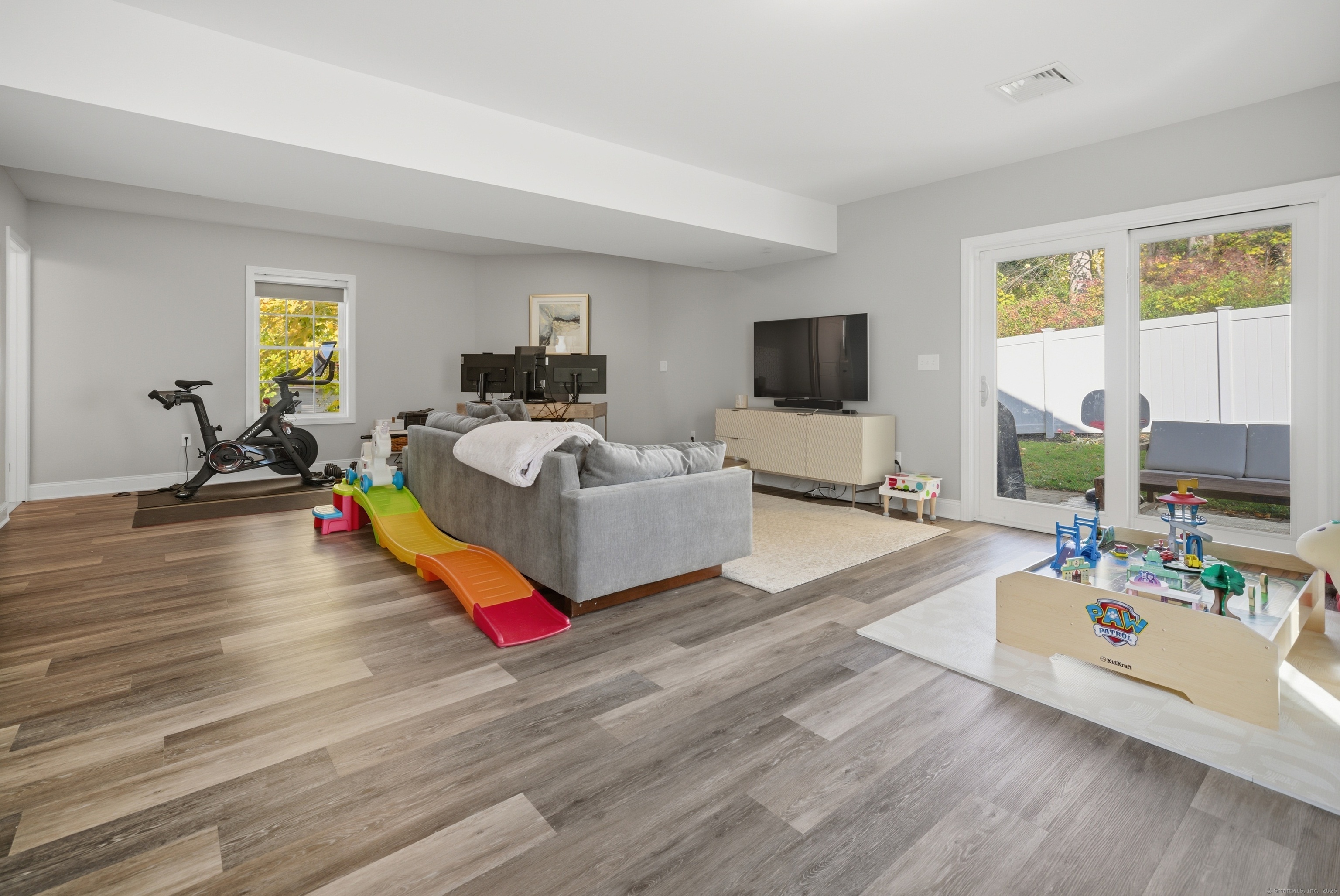 Milford, Connecticut, 06460, United States, 3 Bedrooms Bedrooms, ,3 BathroomsBathrooms,Residential,For Sale,1987930