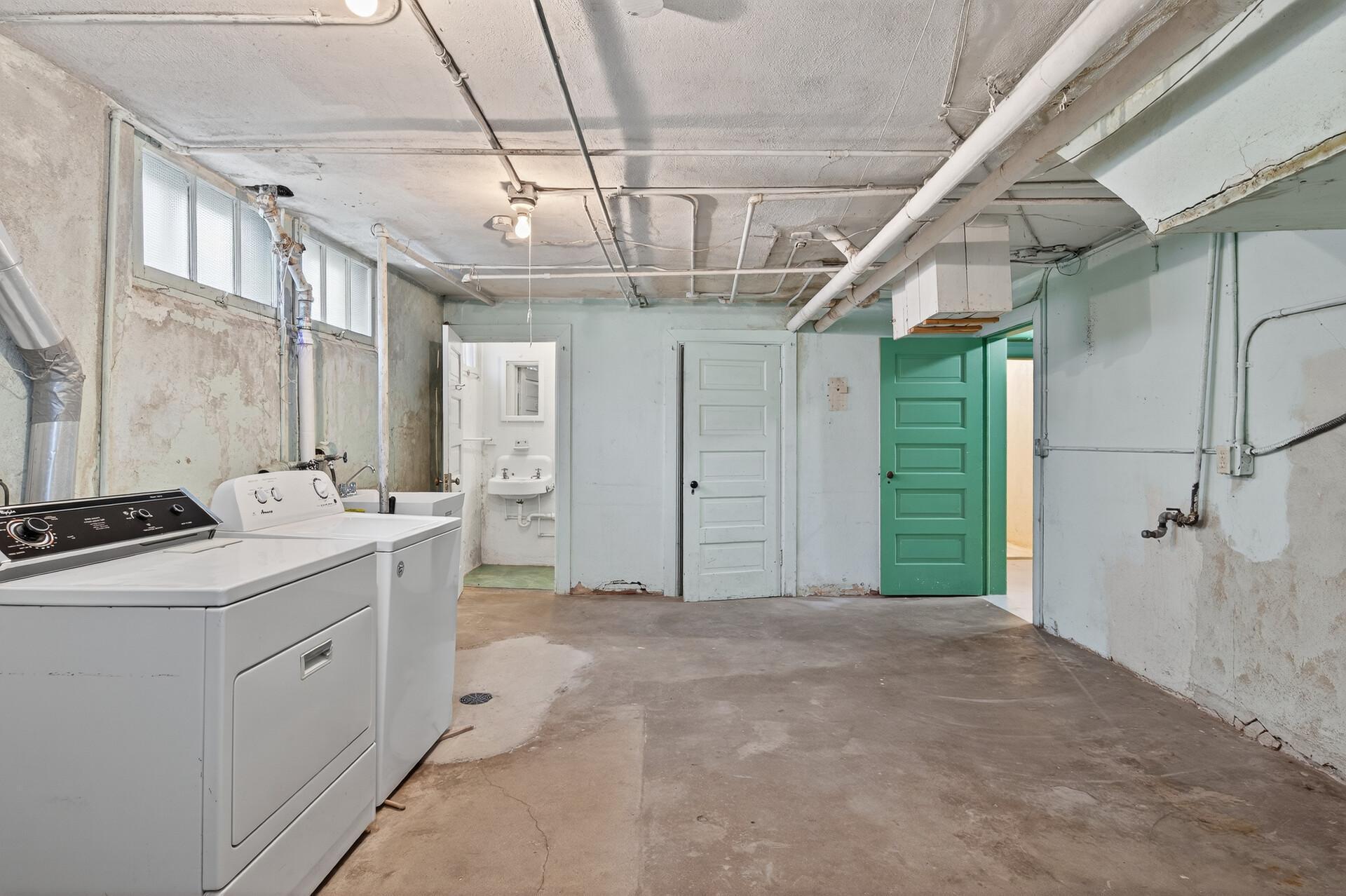 Minneapolis, Minnesota, 55409, United States, 4 Bedrooms Bedrooms, ,2 BathroomsBathrooms,Residential,For Sale,1959078