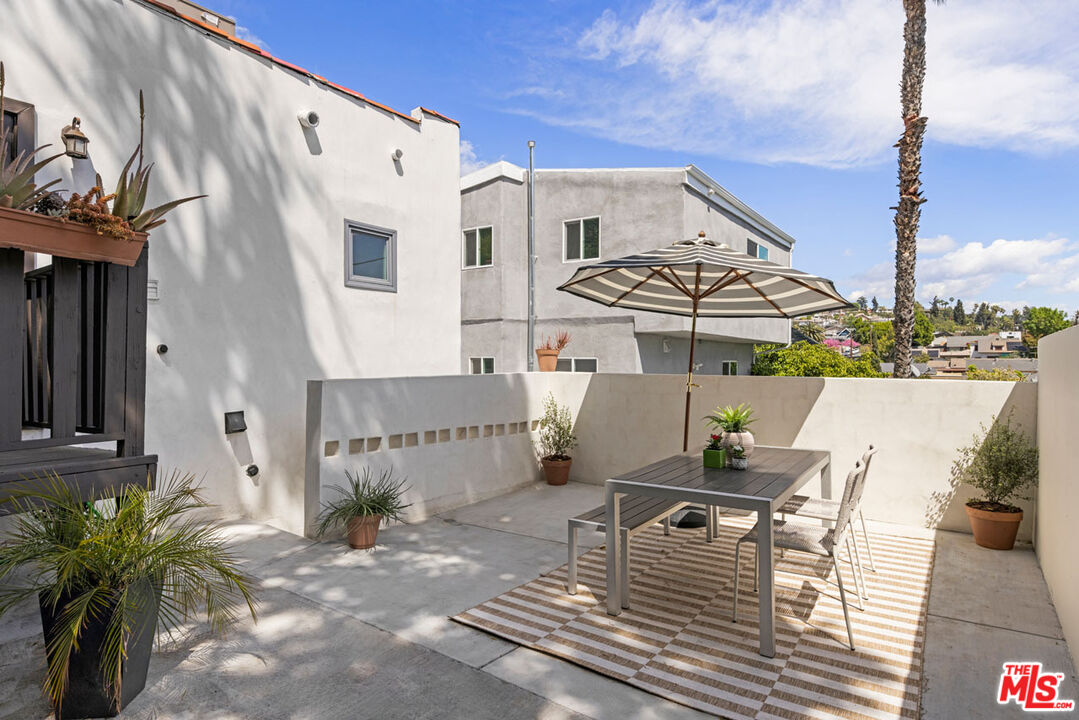 Los Angeles, California, 90042, United States, 1 Bedroom Bedrooms, ,2 BathroomsBathrooms,Residential,For Sale,1828163