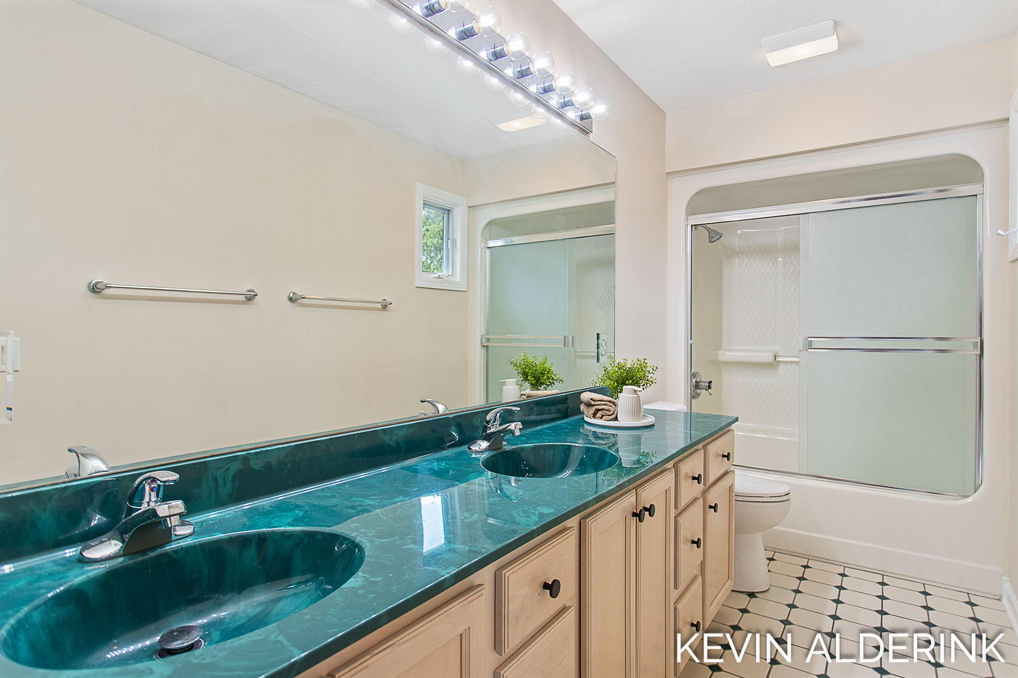 Holland, Michigan, 49423, United States, 5 Bedrooms Bedrooms, ,6 BathroomsBathrooms,Residential,For Sale,1908237