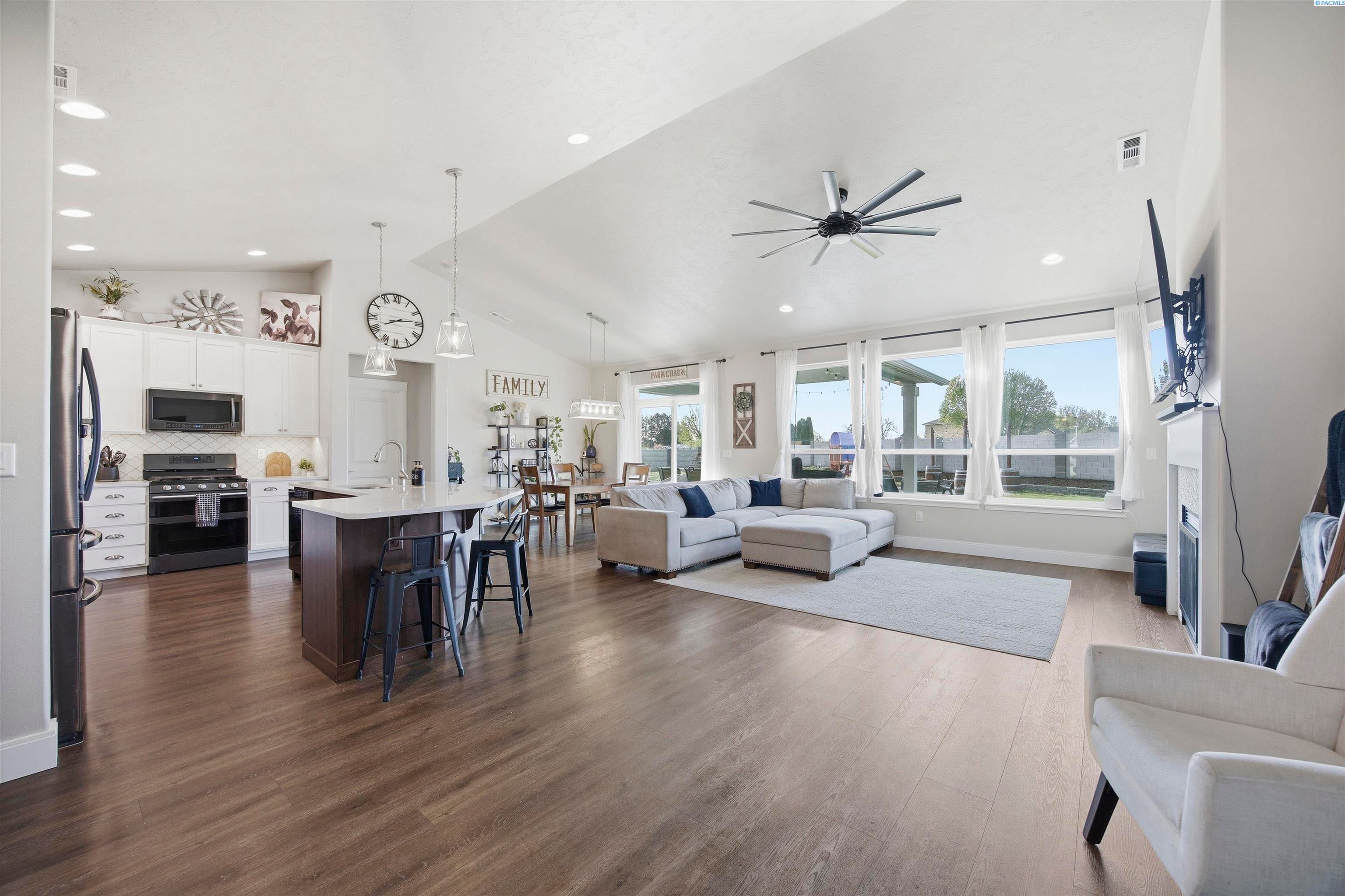 Pasco, Washington, 99301, United States, 4 Bedrooms Bedrooms, ,2 BathroomsBathrooms,Residential,For Sale,2036931