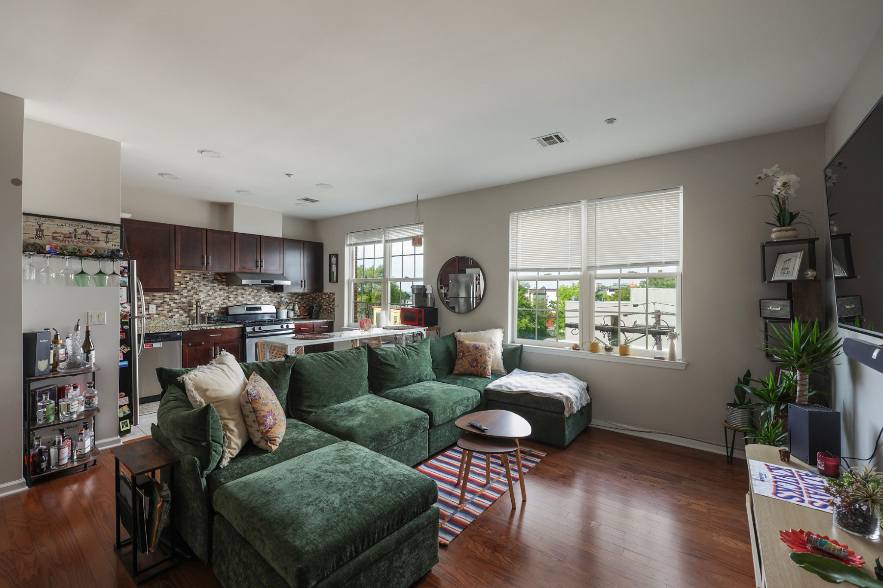  ?JC Heights? Multifloor Condominum Offers Open Concept Layout - 物件實景
