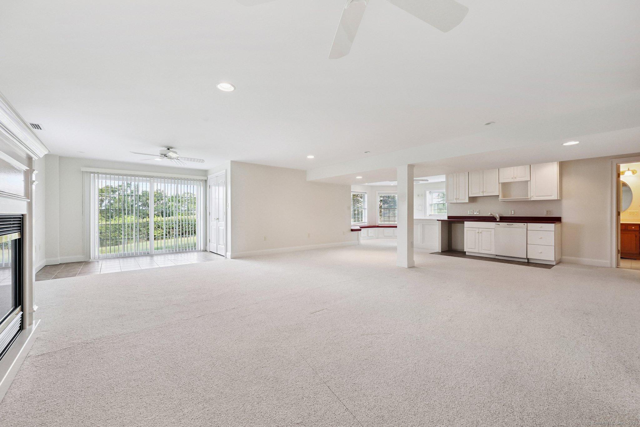 Wallingford, Connecticut, 06492, United States, 2 Bedrooms Bedrooms, ,4 BathroomsBathrooms,Residential,For Sale,1983794